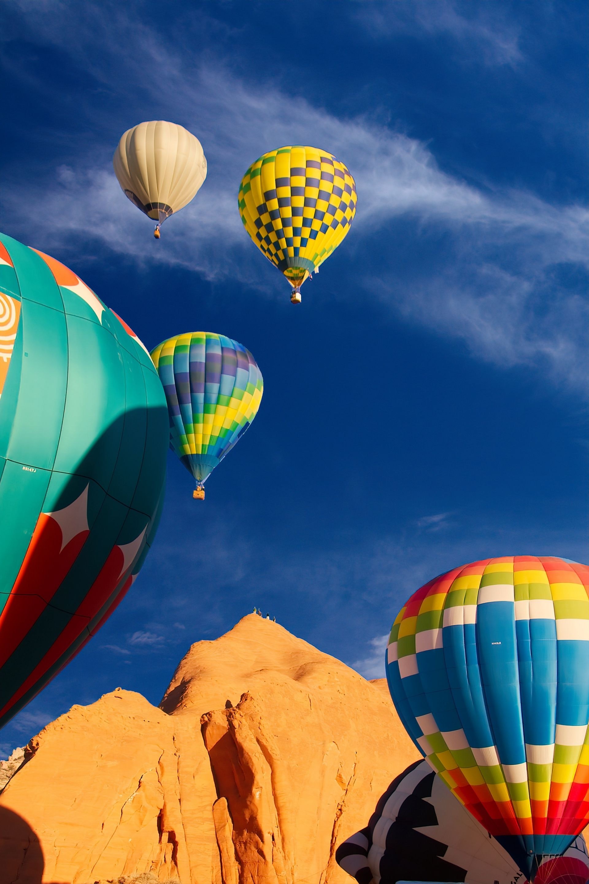 wallpaper for mobile,hot air balloon,hot air ballooning,sky,daytime,mode of transport