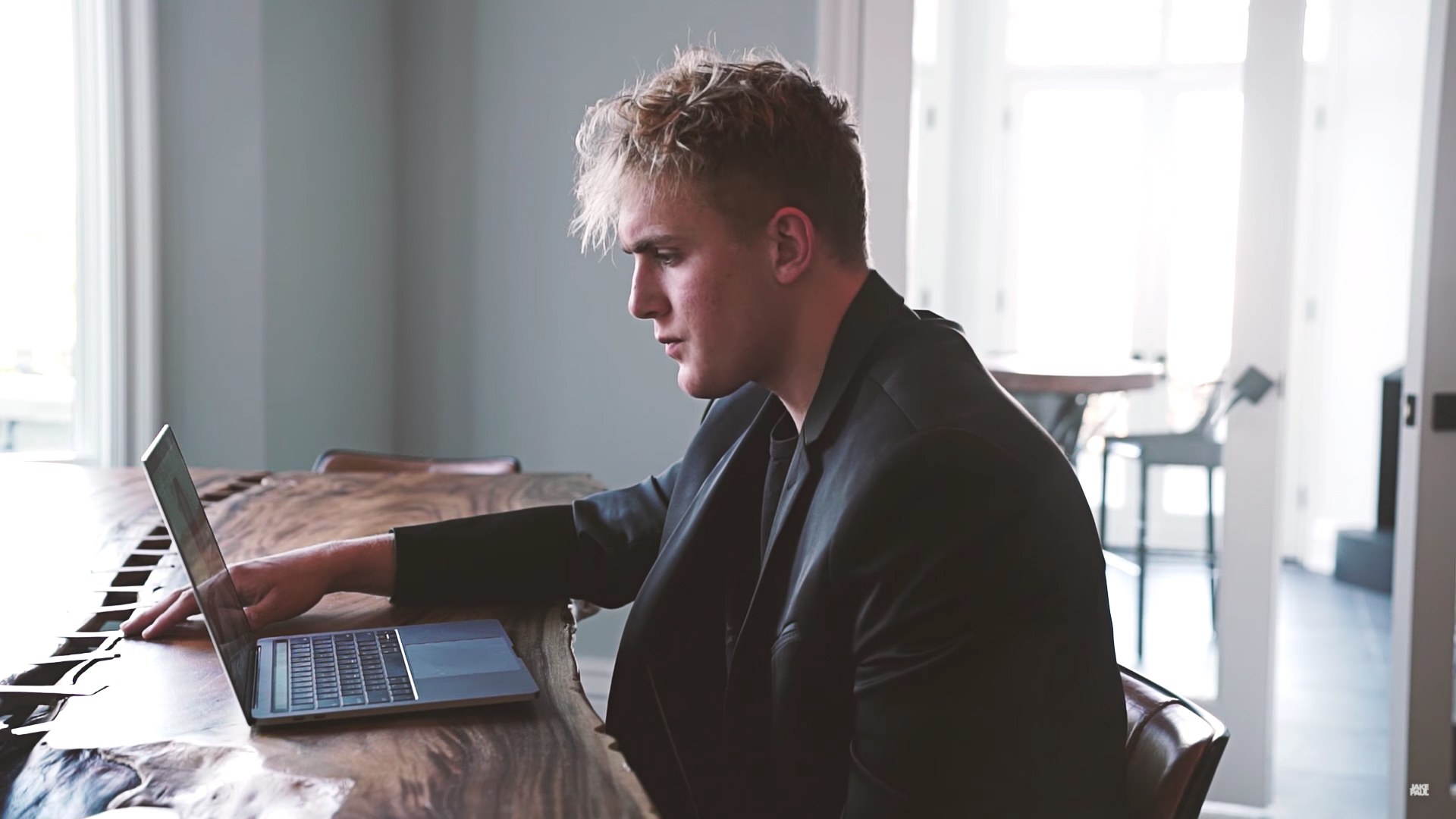 jake paul fondo de pantalla,trabajador de cuello blanco,equipo de oficina,trabajo,tecnología,escritorio