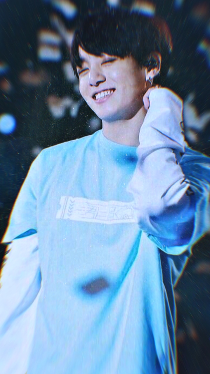 jungkook wallpaper,lächeln,elektrisches blau,geste,schwarzes haar