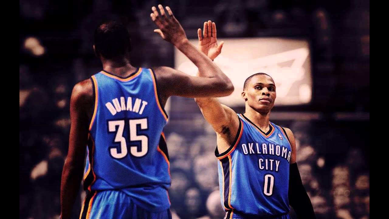 sfondo di russell westbrook,giocatore di pallacanestro,giocatore,mosse di basket,maglia,pallacanestro