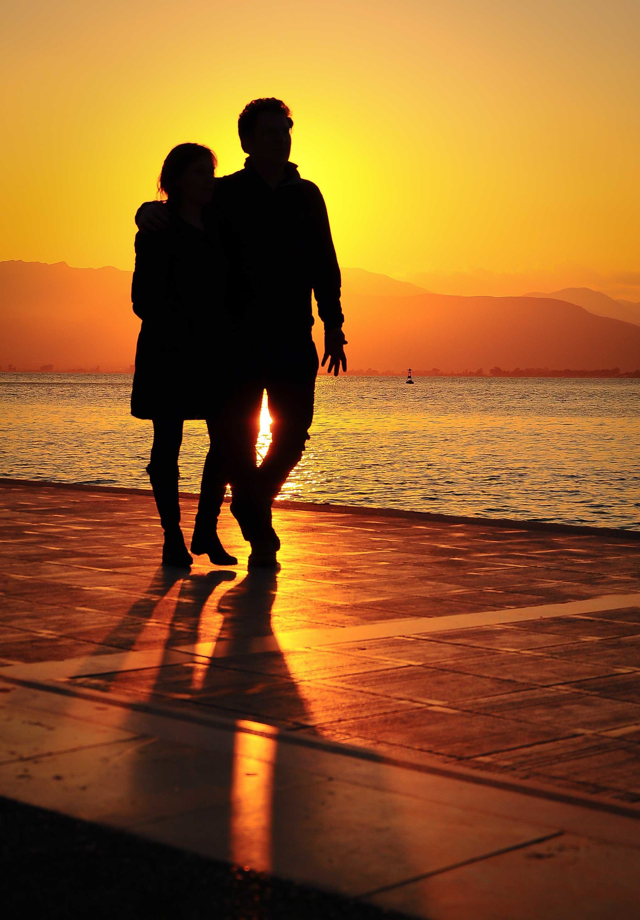 romantico sfondo hd,gente sulla spiaggia,romanza,orizzonte,tramonto,alba
