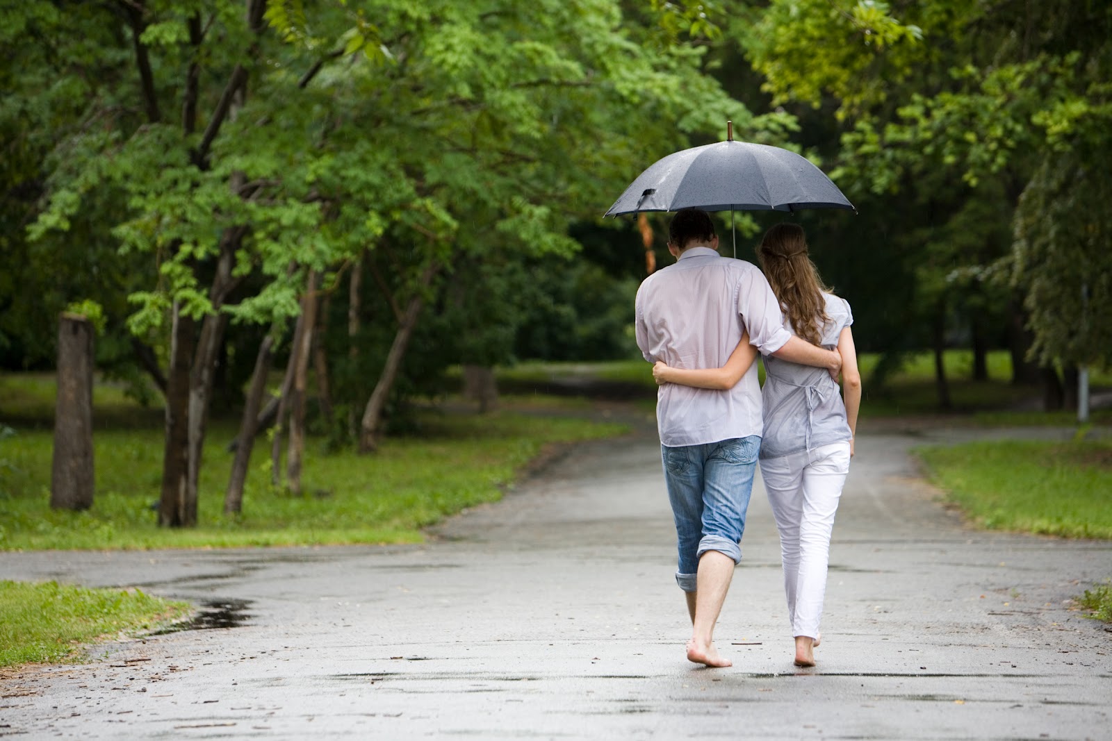 fond d'écran romantique hd,photographier,en marchant,parapluie,herbe,pieds nus