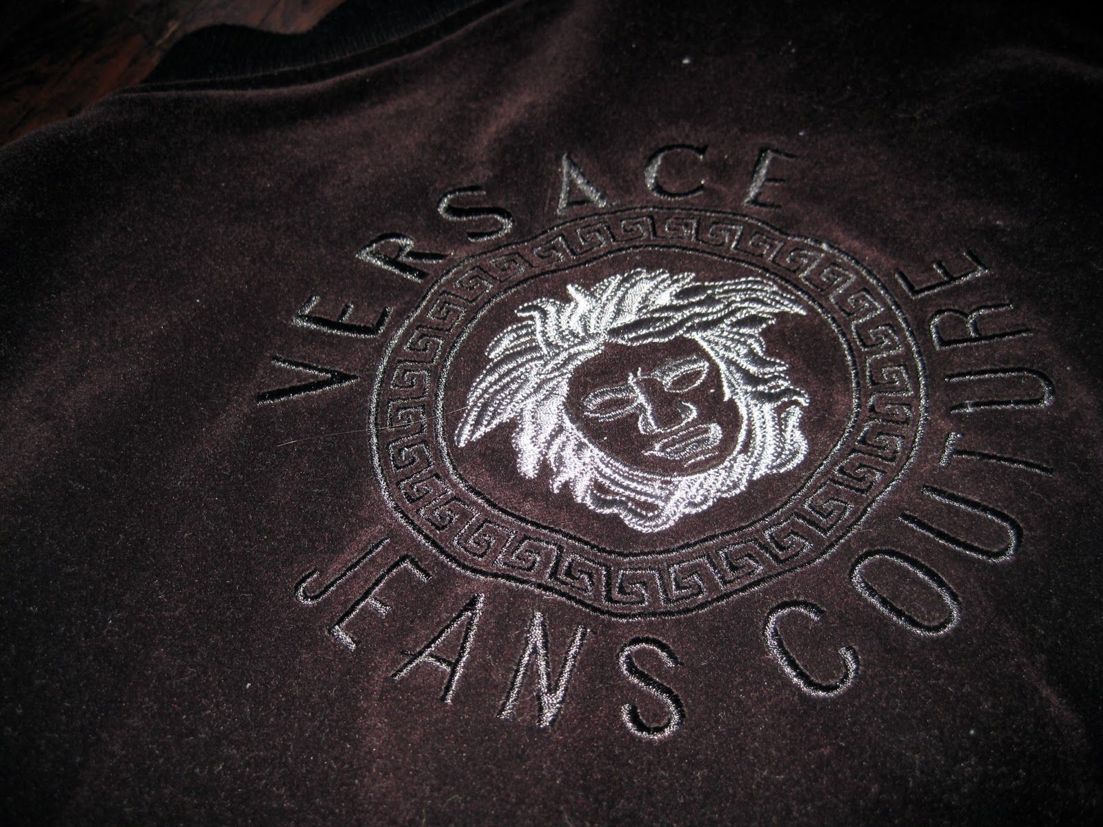 fond d'écran versace,noir,police de caractère,emblème,t shirt,ténèbres