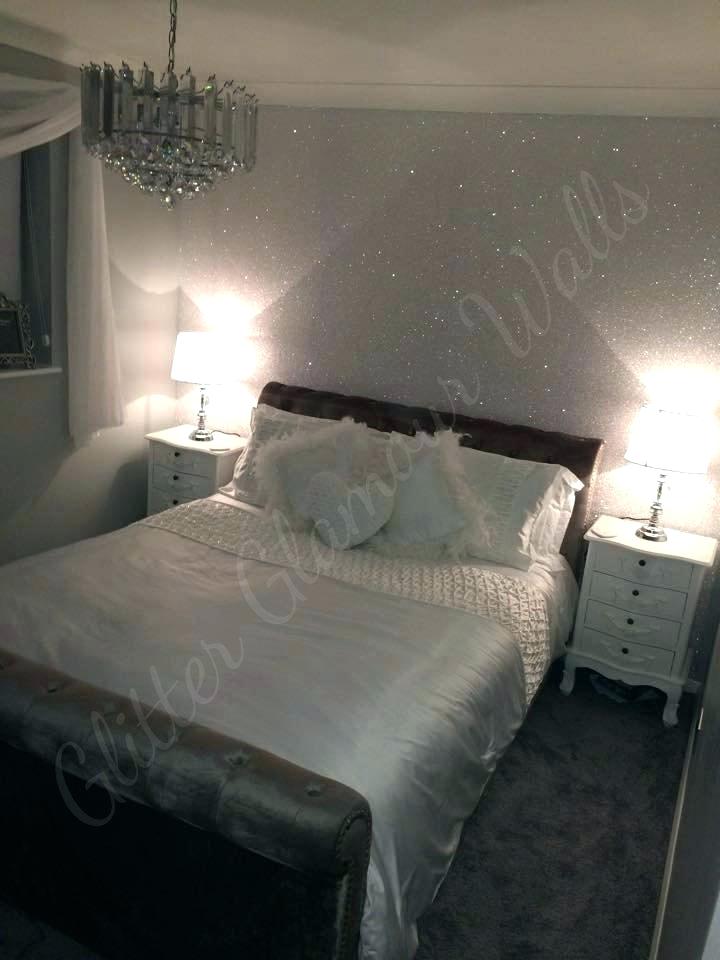 papier peint à paillettes argent,chambre,lit,chambre,meubles,propriété