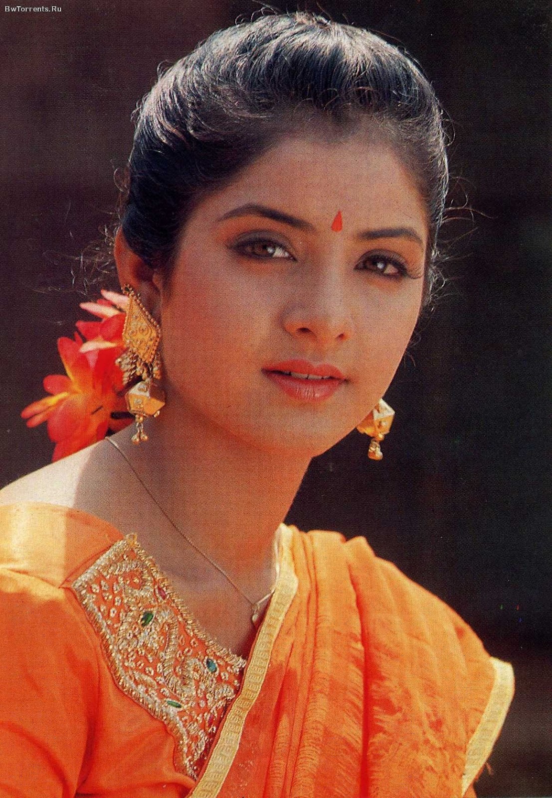 divya bharti fond d'écran hd,cheveux,coiffure,front,portrait