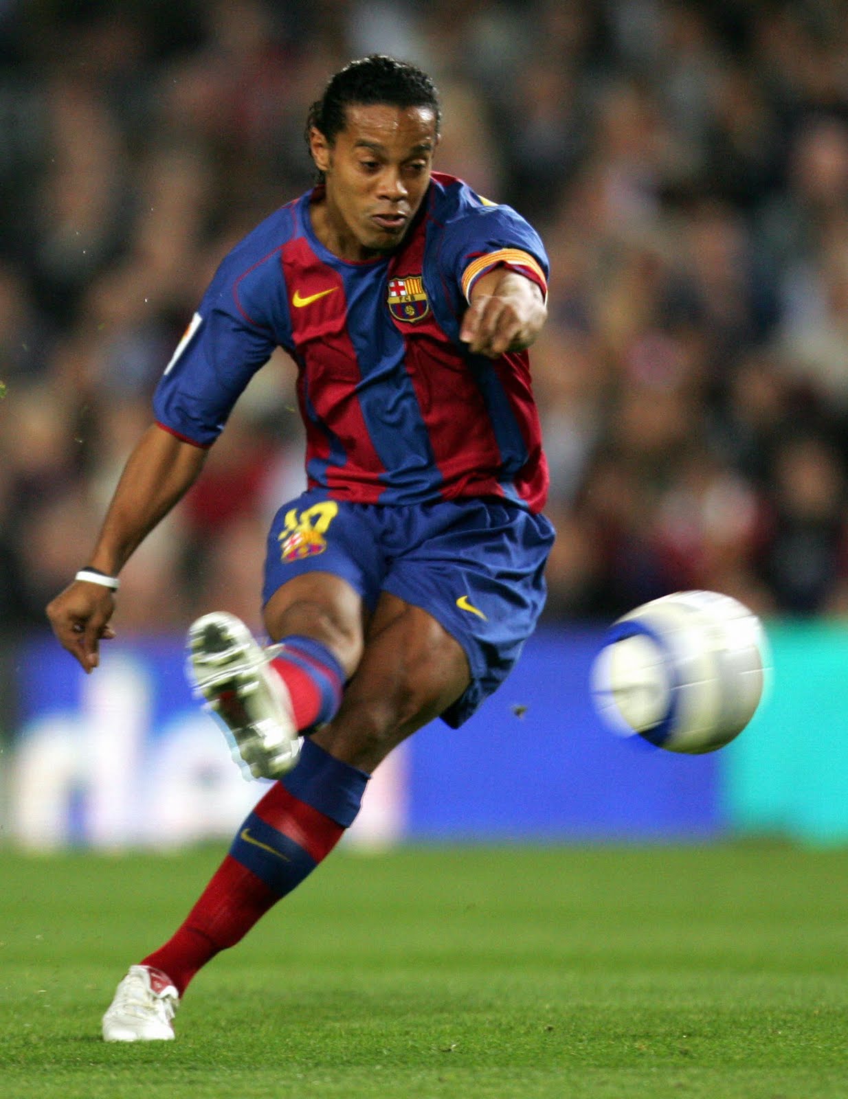 soccer player wallpapers,player,sports,sports equipment,football player,team sport