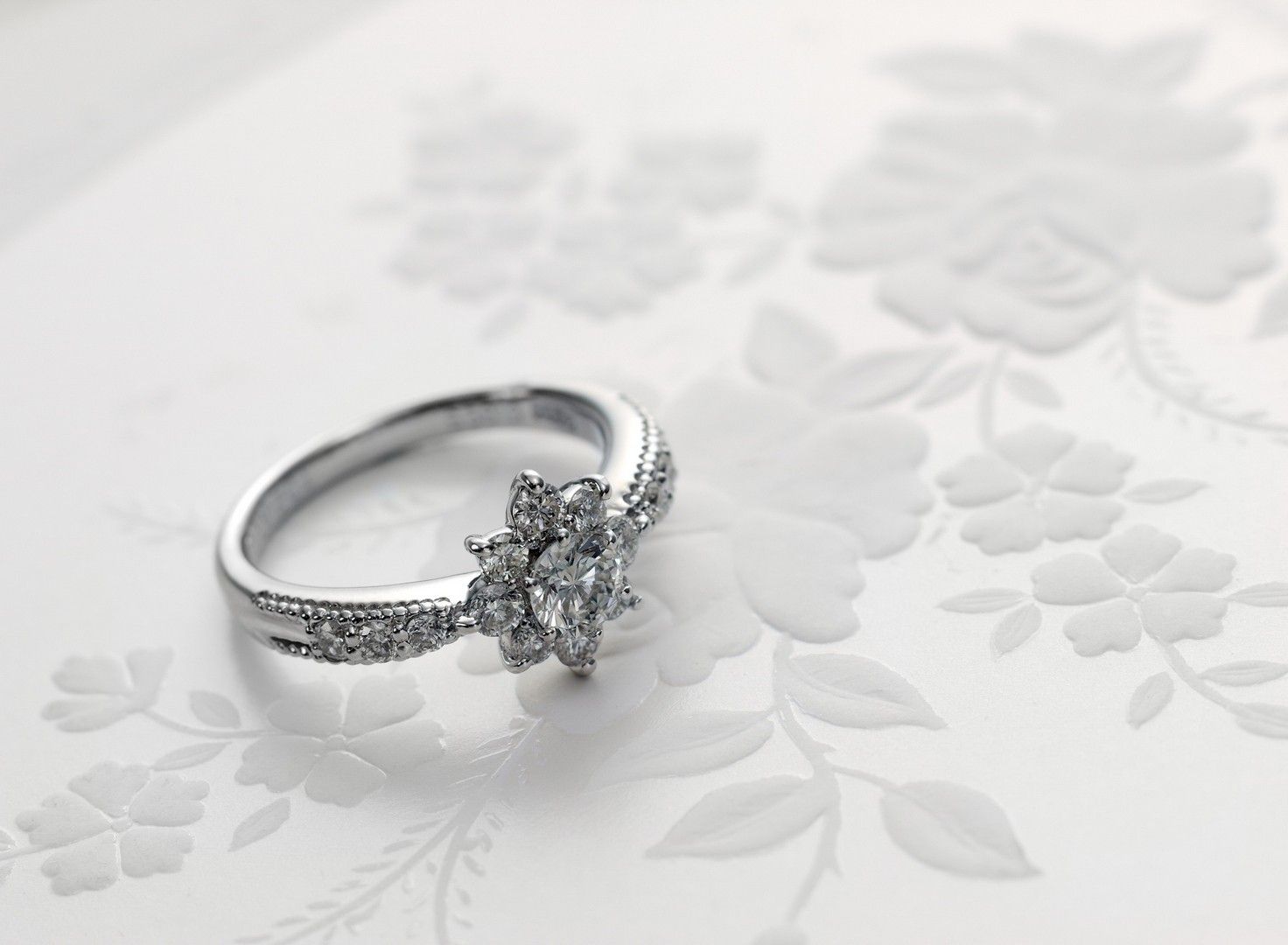 anillo de papel tapiz,anillo,joyería del cuerpo,anillo de compromiso previo,anillo de compromiso,platino