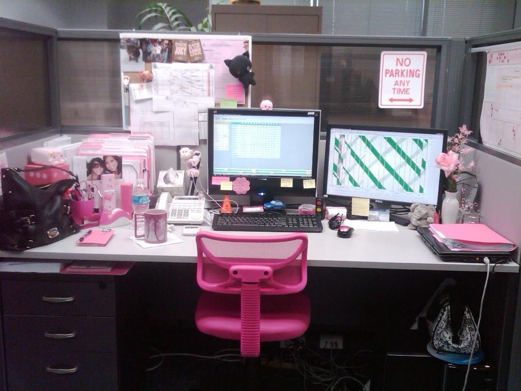 칸막이 벽지,분홍,책상,컴퓨터 책상,가구,특성