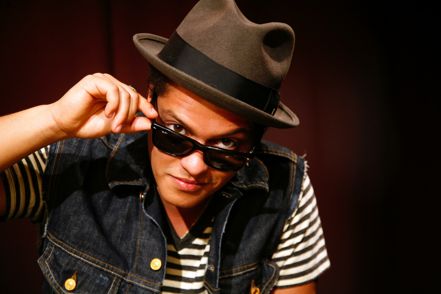 fondo de pantalla de bruno mars,gafas,frio,sombrero,vasos,gafas de sol