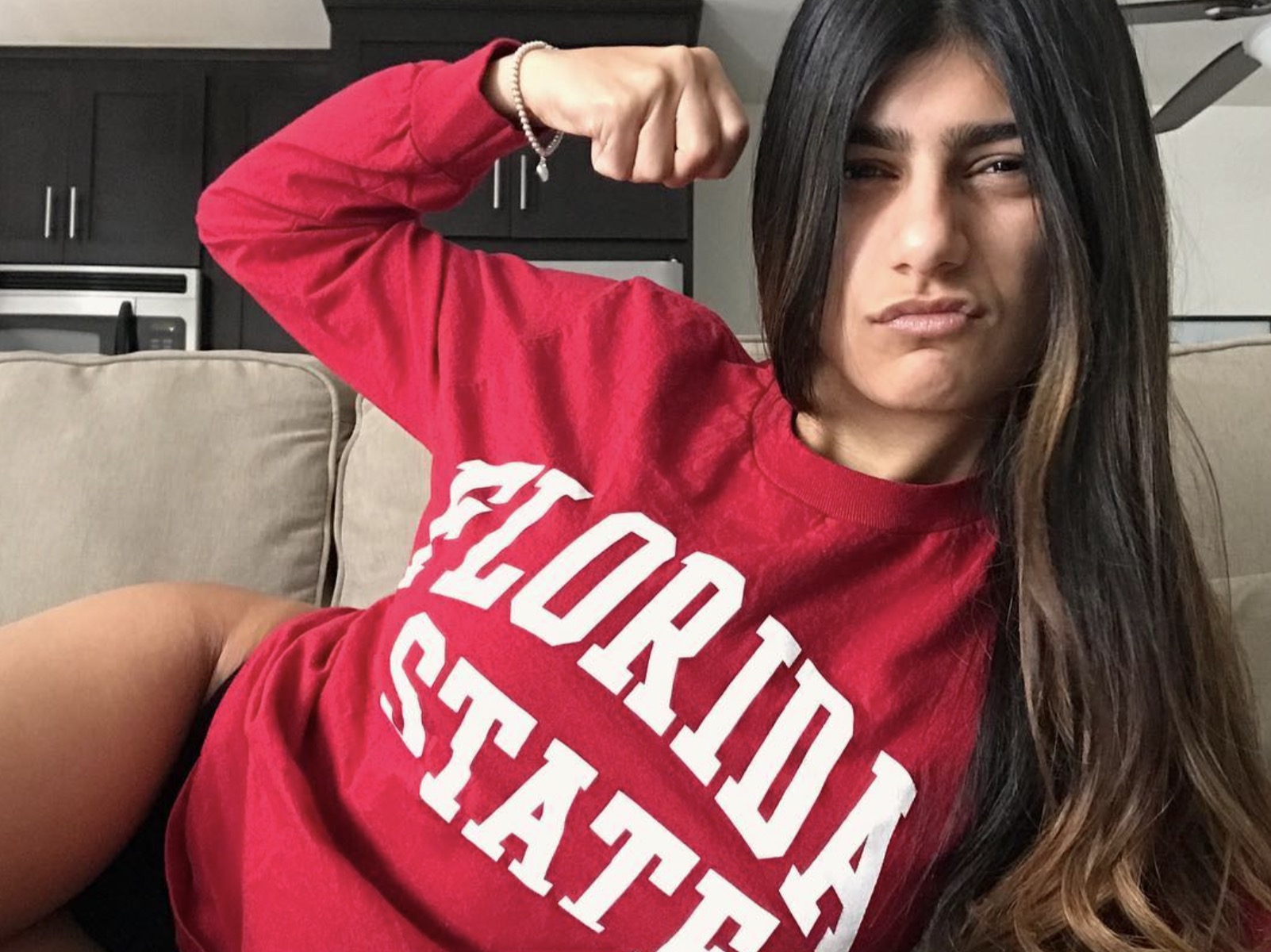 mia khalifa hd wallpaper,hair,shoulder,t shirt,arm,selfie ( 1003711
