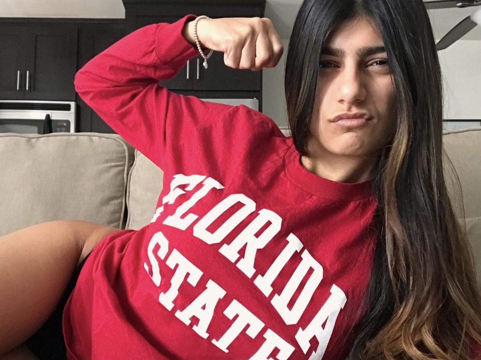 mia khalifa hd wallpaper,hair,shoulder,t shirt,arm,selfie