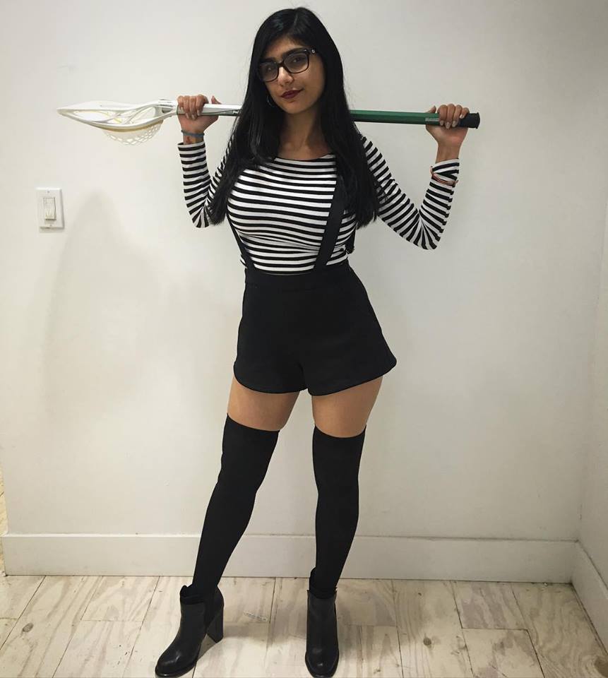 mia khalifa fondo de pantalla hd,ropa,negro,muslo,hombro,moda