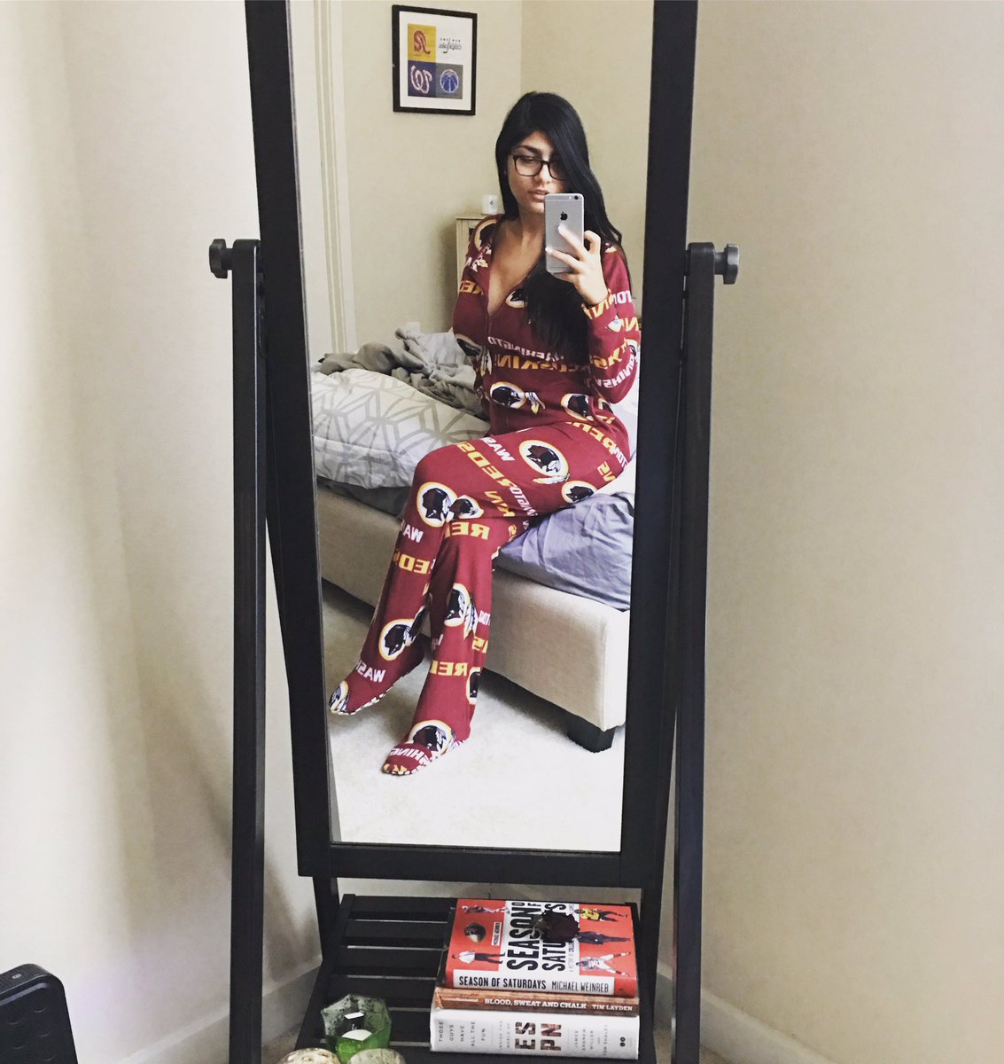 mia khalifa hd wallpaper,mobilia,camera,tessile