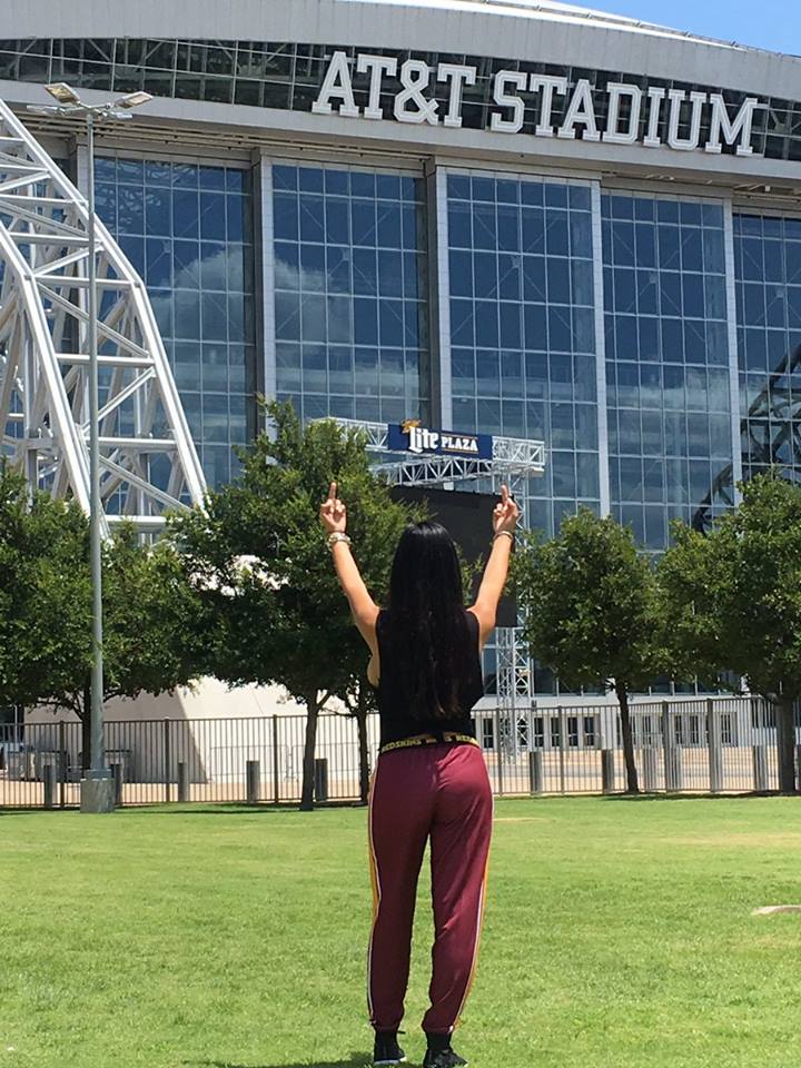 mia khalifa fond d'écran hd,architecture,herbe,stade,joueur,bâtiment