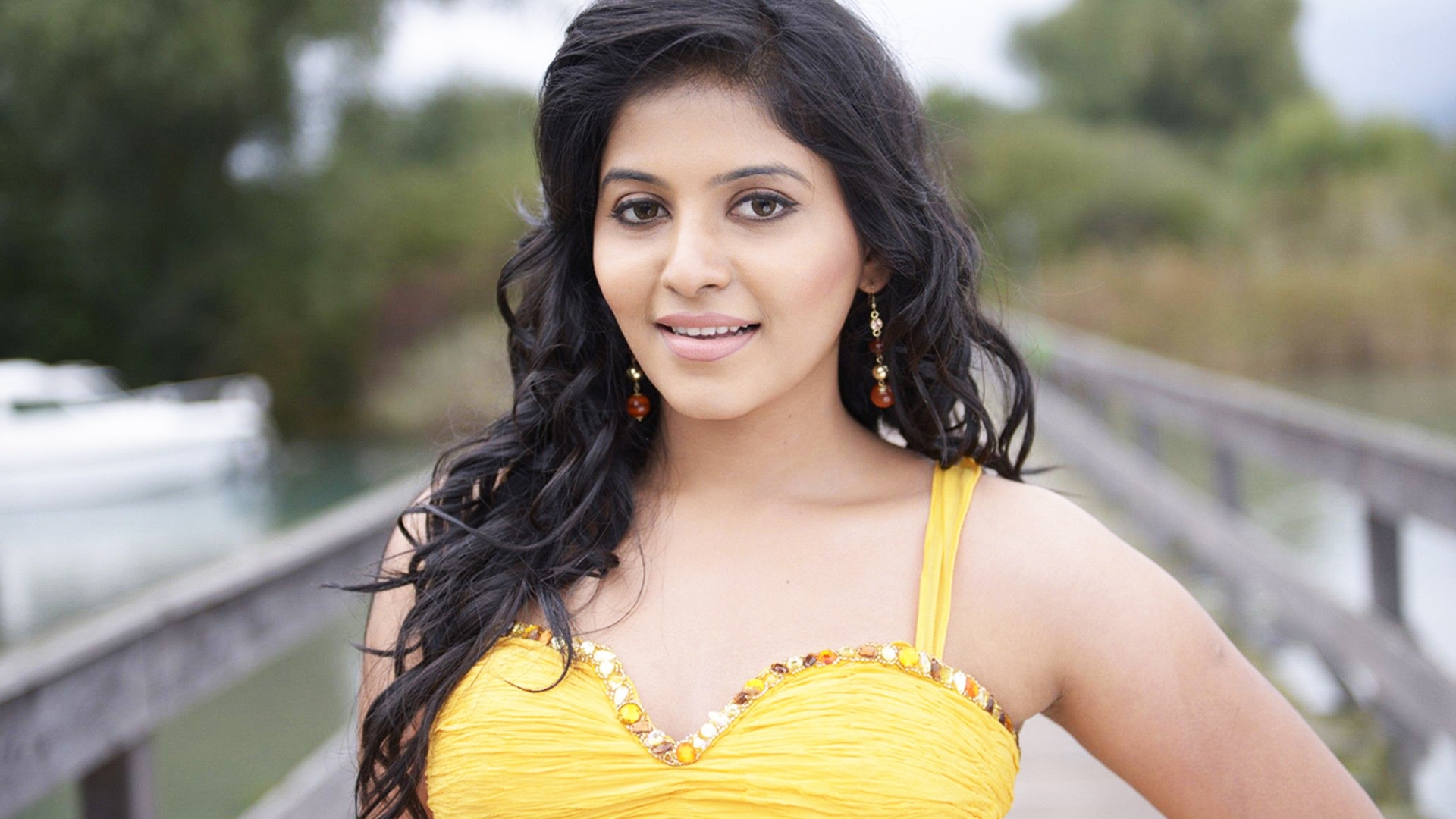 fondo de pantalla hd actriz tamil,cabello,belleza,amarillo,peinado,sesión de fotos