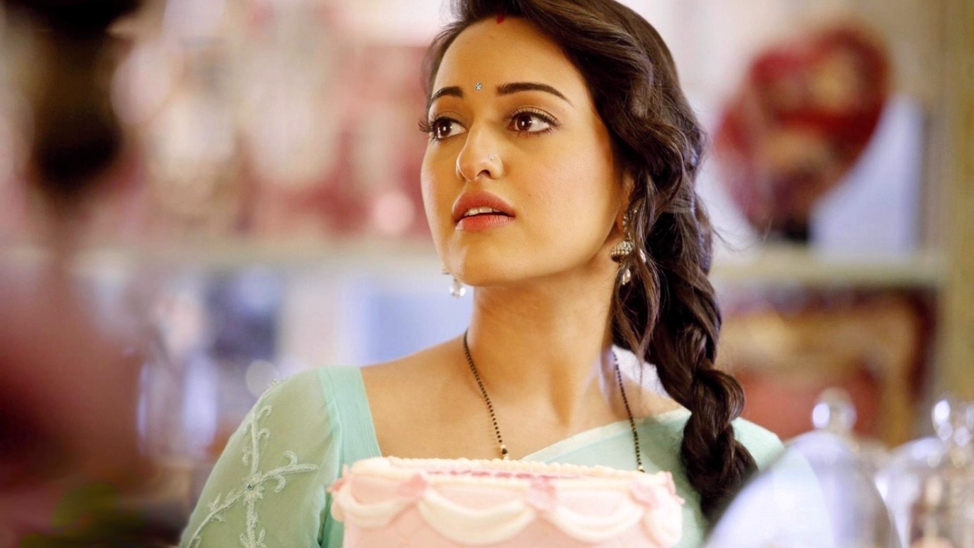 sonakshi sinha hd wallpaper,hair,beauty,skin,hairstyle,lip