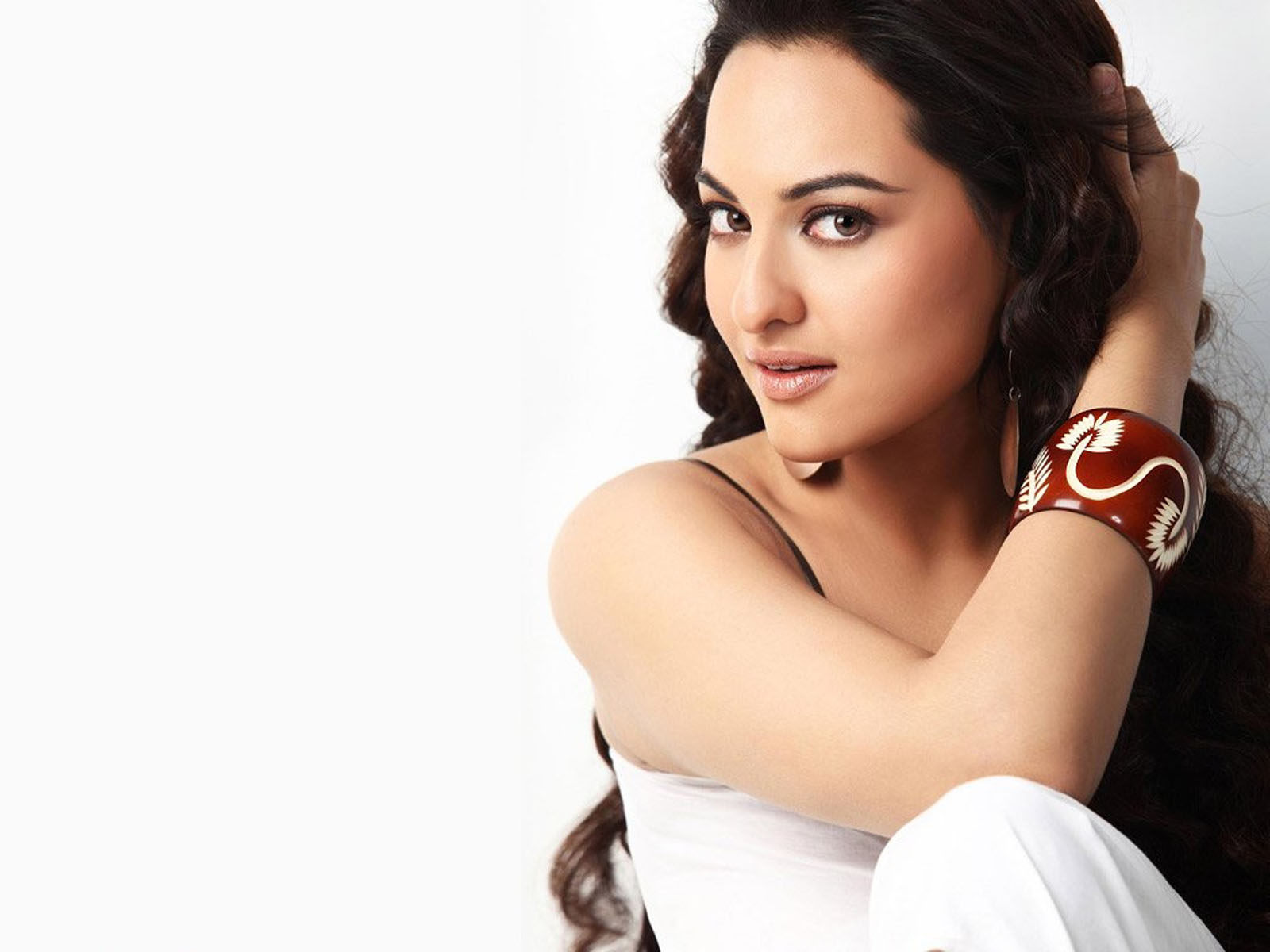 sonakshi sinha hd wallpaper,hair,face,skin,photo shoot,beauty