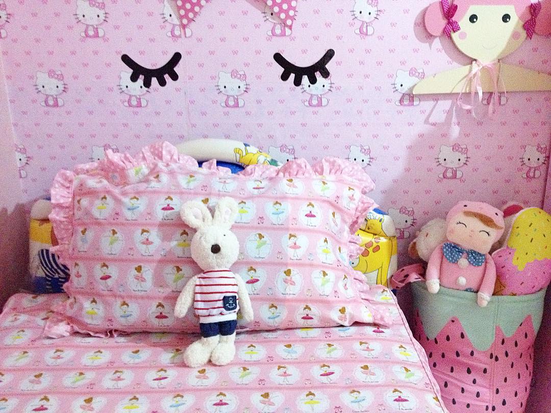 壁紙dinding kamar tidur romantis,ピンク,家具,ぬいぐるみ,漫画,ルーム