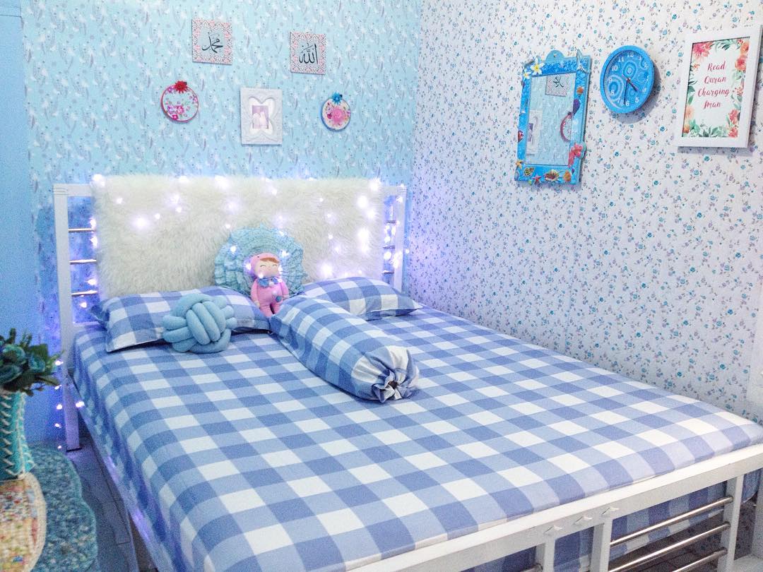 wallpaper dinding kamar tidur romantis,bed sheet,bedroom,blue,bed,room