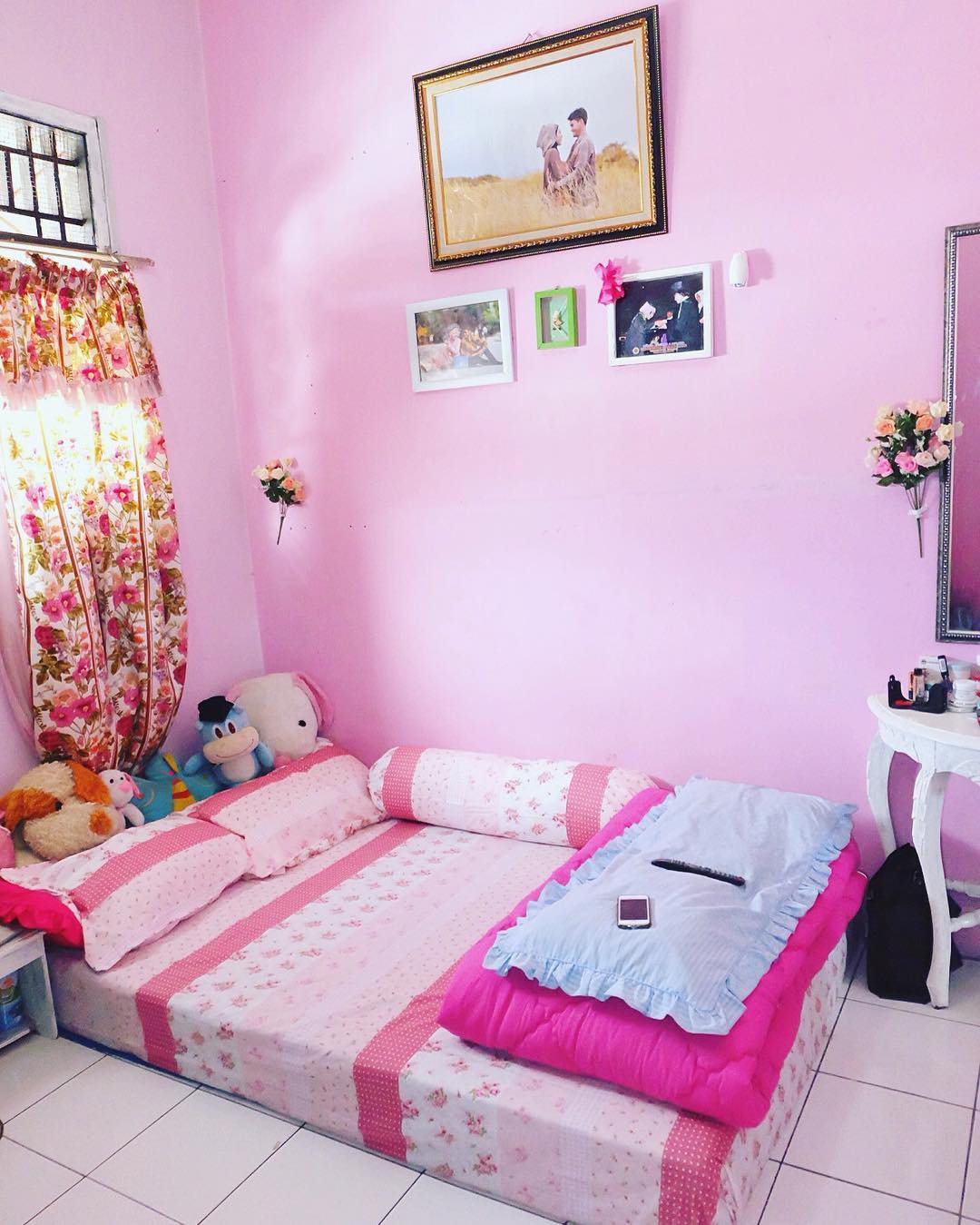 wallpaper dinding kamar tidur romantis,bedroom,bed sheet,furniture,pink,room