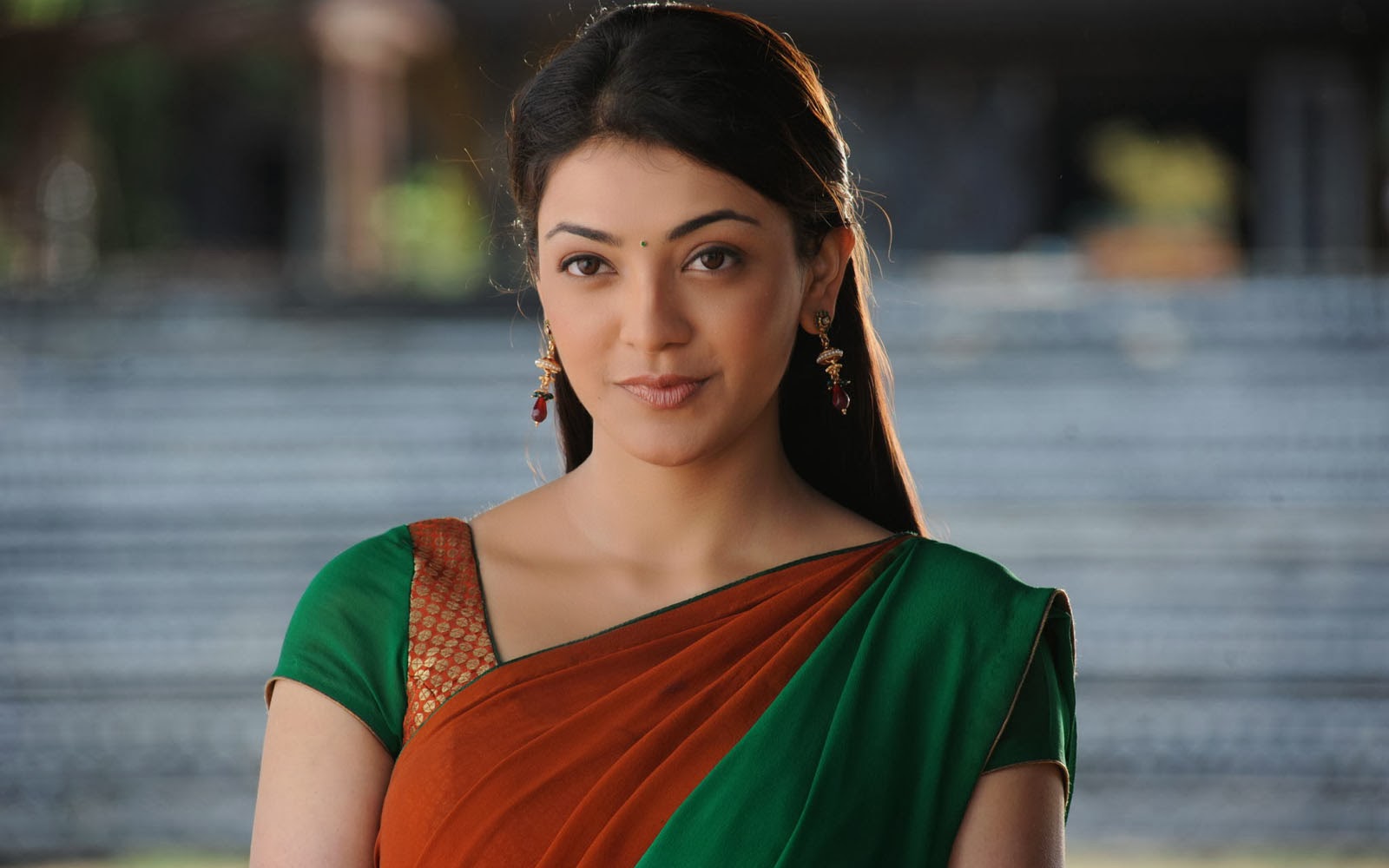 kajal agarwal hd wallpaper mobile,capelli,bellezza,sari,acconciatura,fotografia