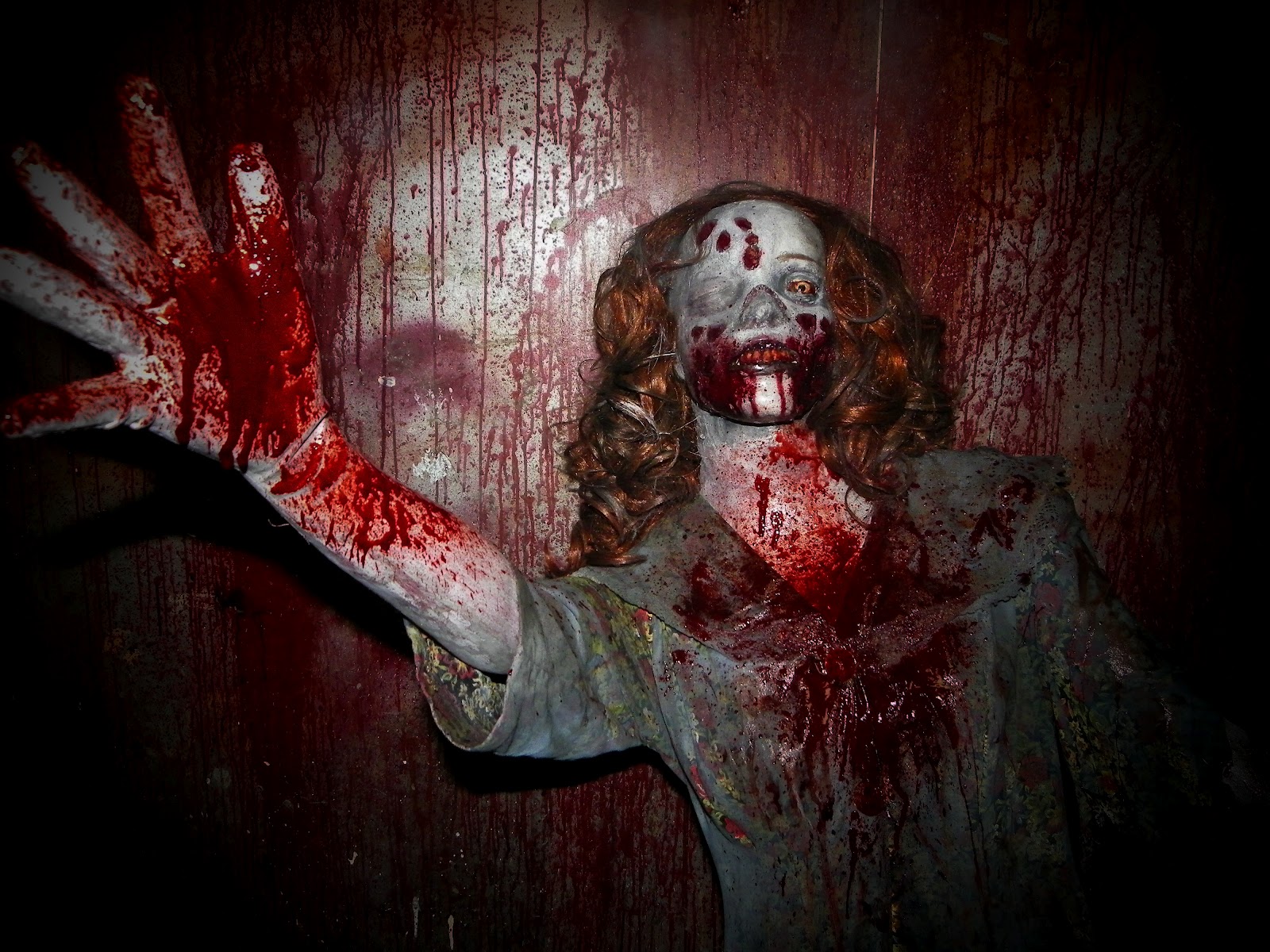 killer clown wallpaper,rot,dunkelheit,fiktion,dämon,zombie