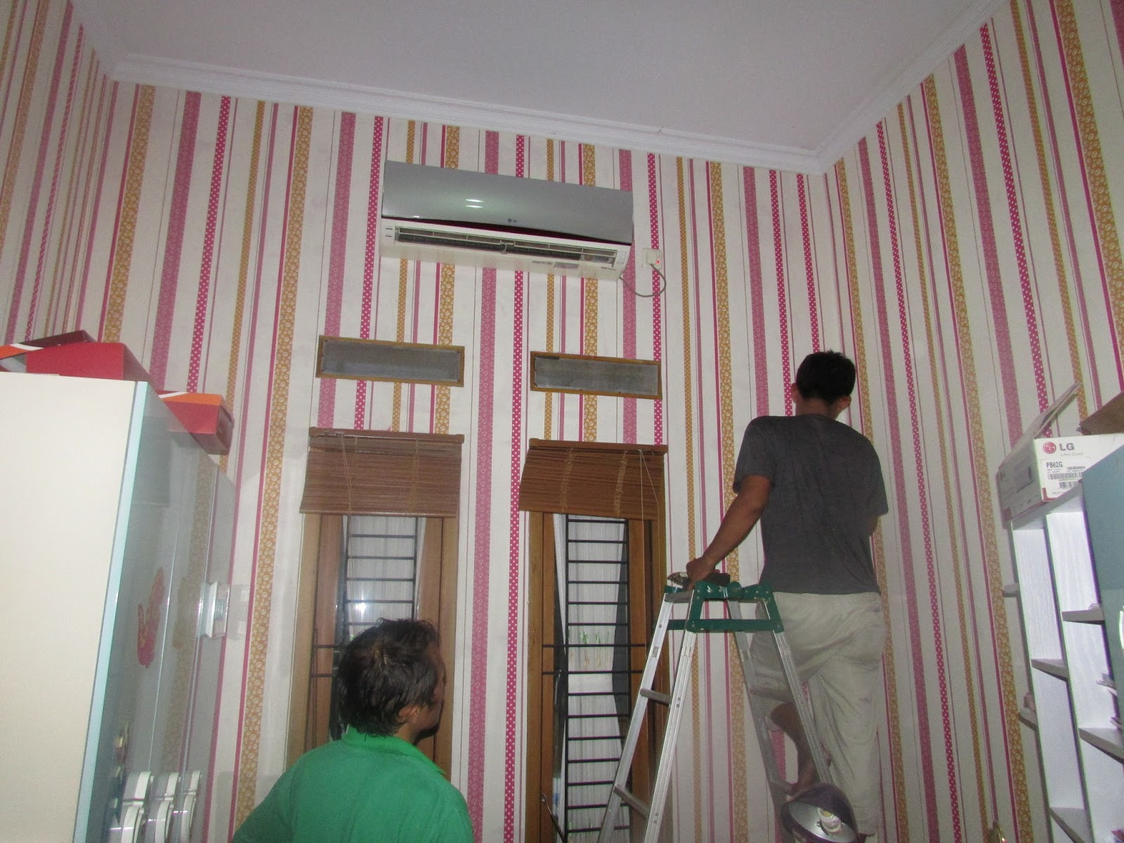 wallpaper dinding murah,wall,ceiling,property,curtain,plaster