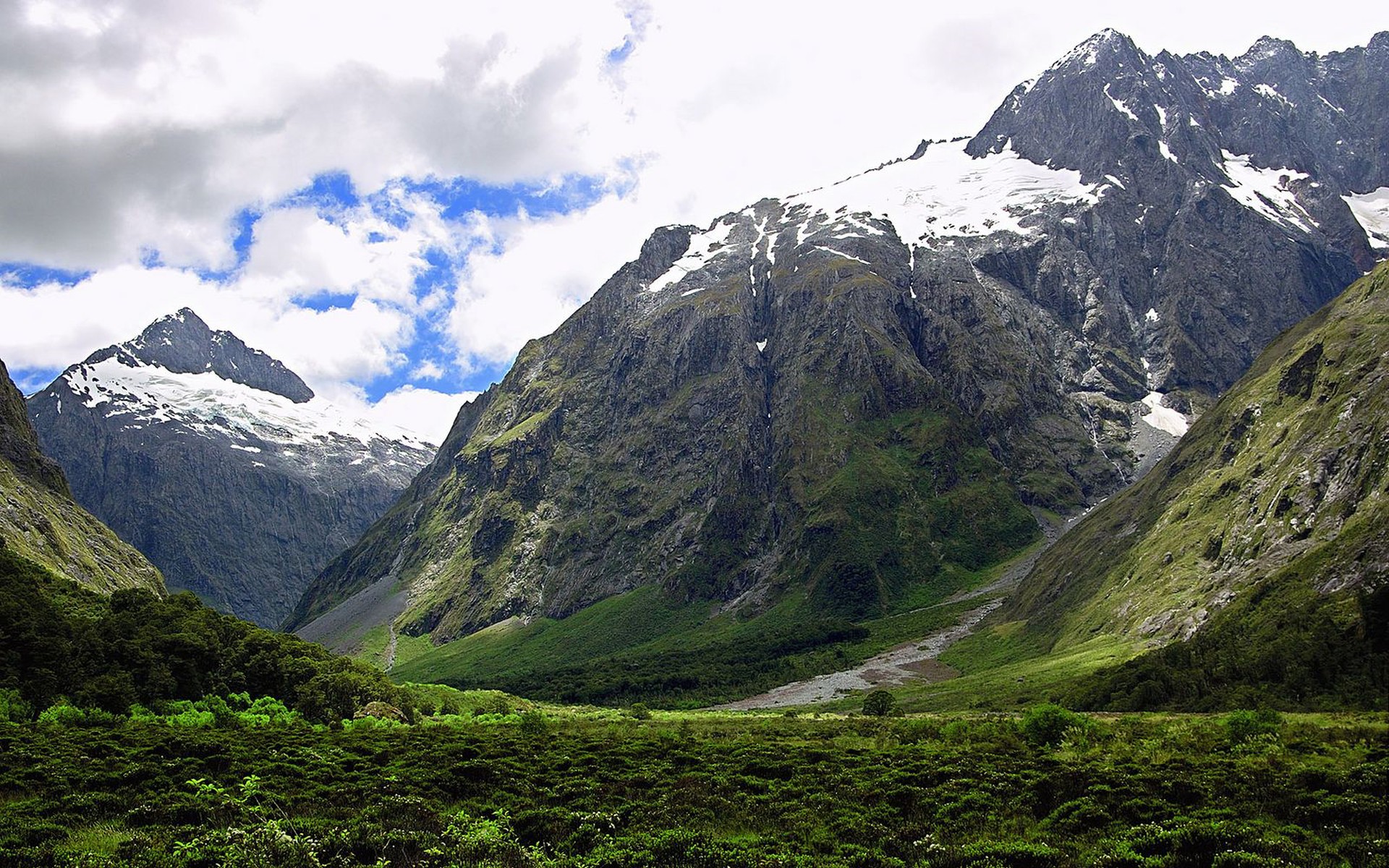 wallpaper pemandangan indah,mountainous landforms,highland,mountain,natural landscape,mountain range