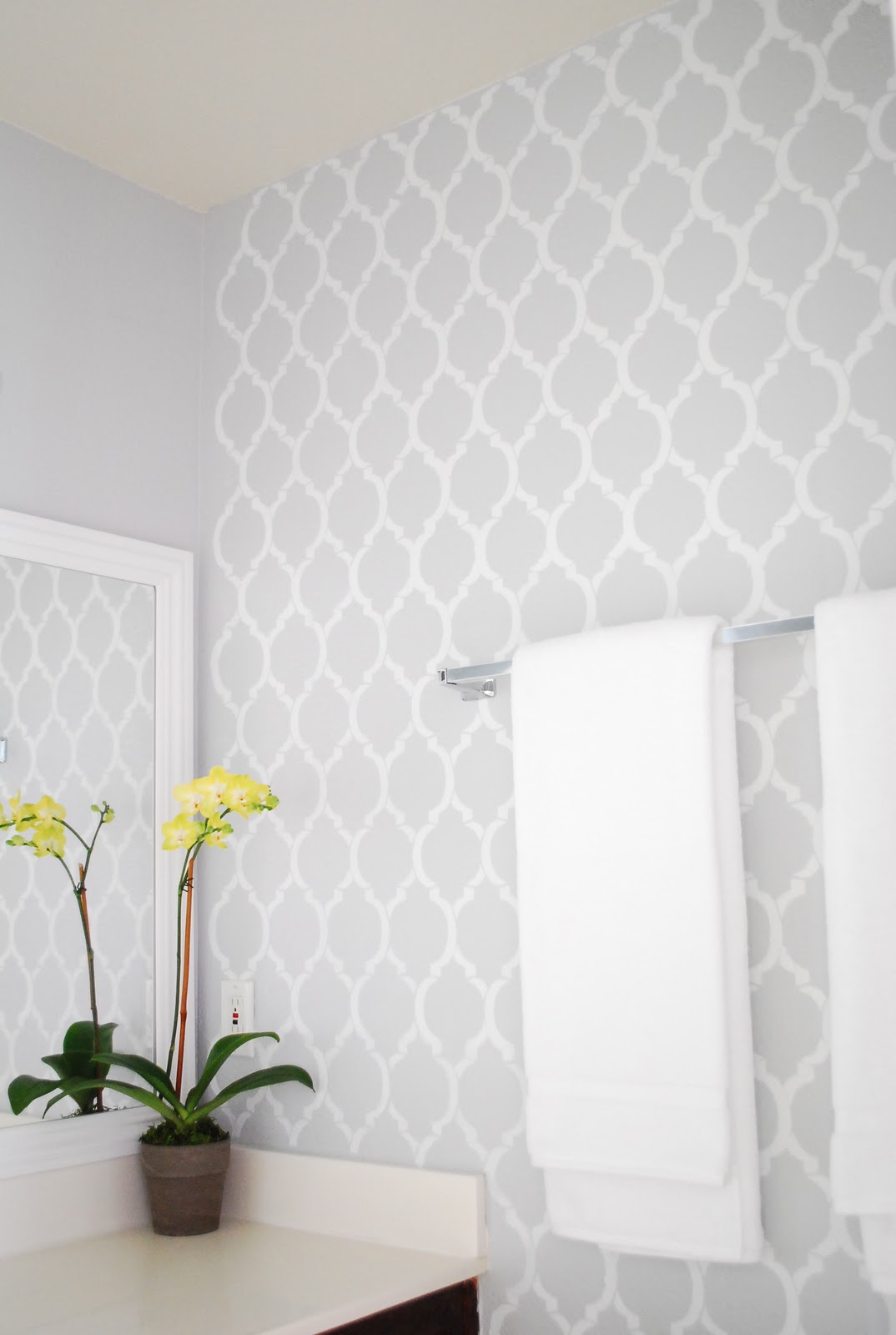 Stenciled Wall - Grey And White Wallpaper For Bathroom- WallpaperUse