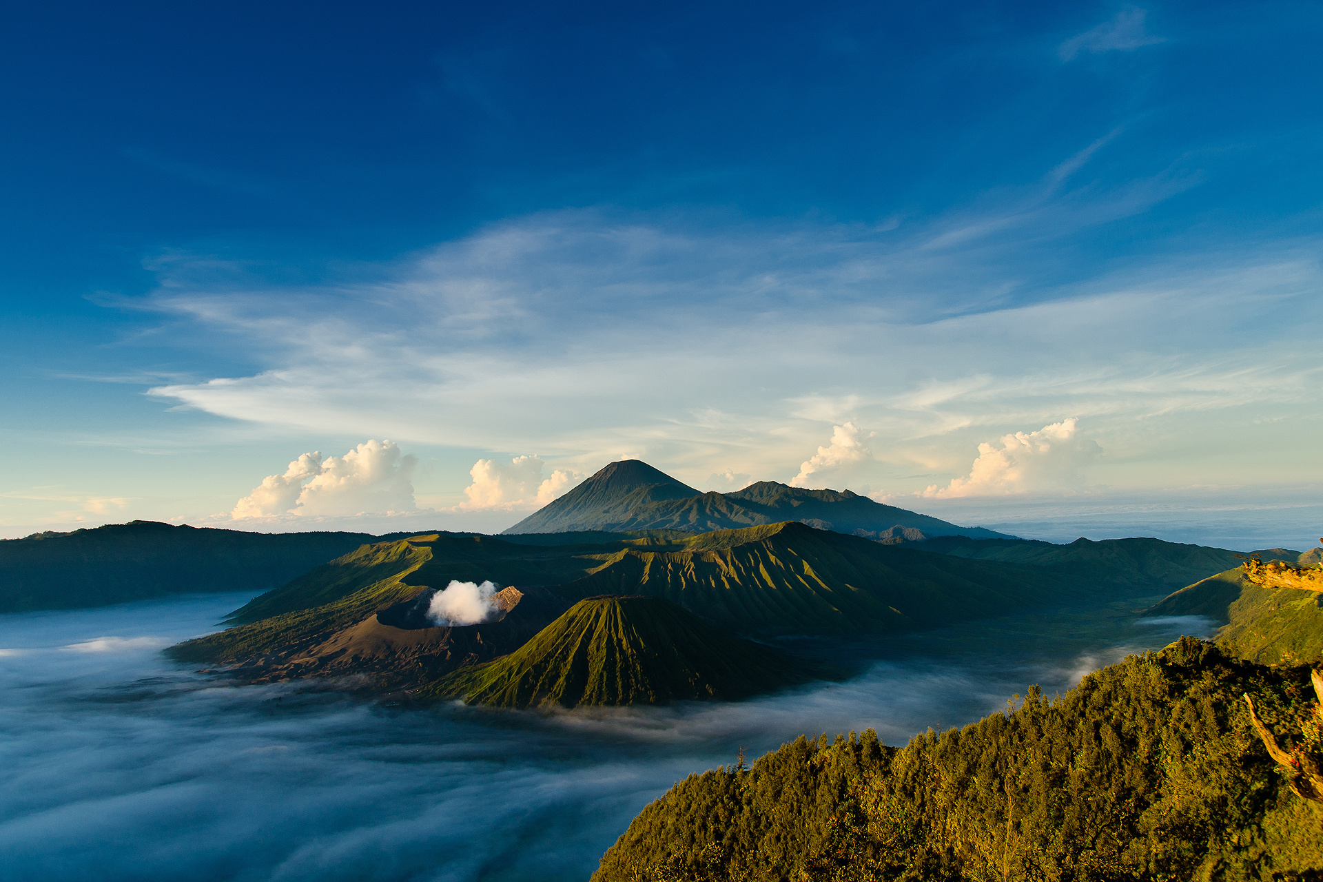 fondo de pantalla de indonesia,naturaleza,cielo,montaña,paisaje natural,azul