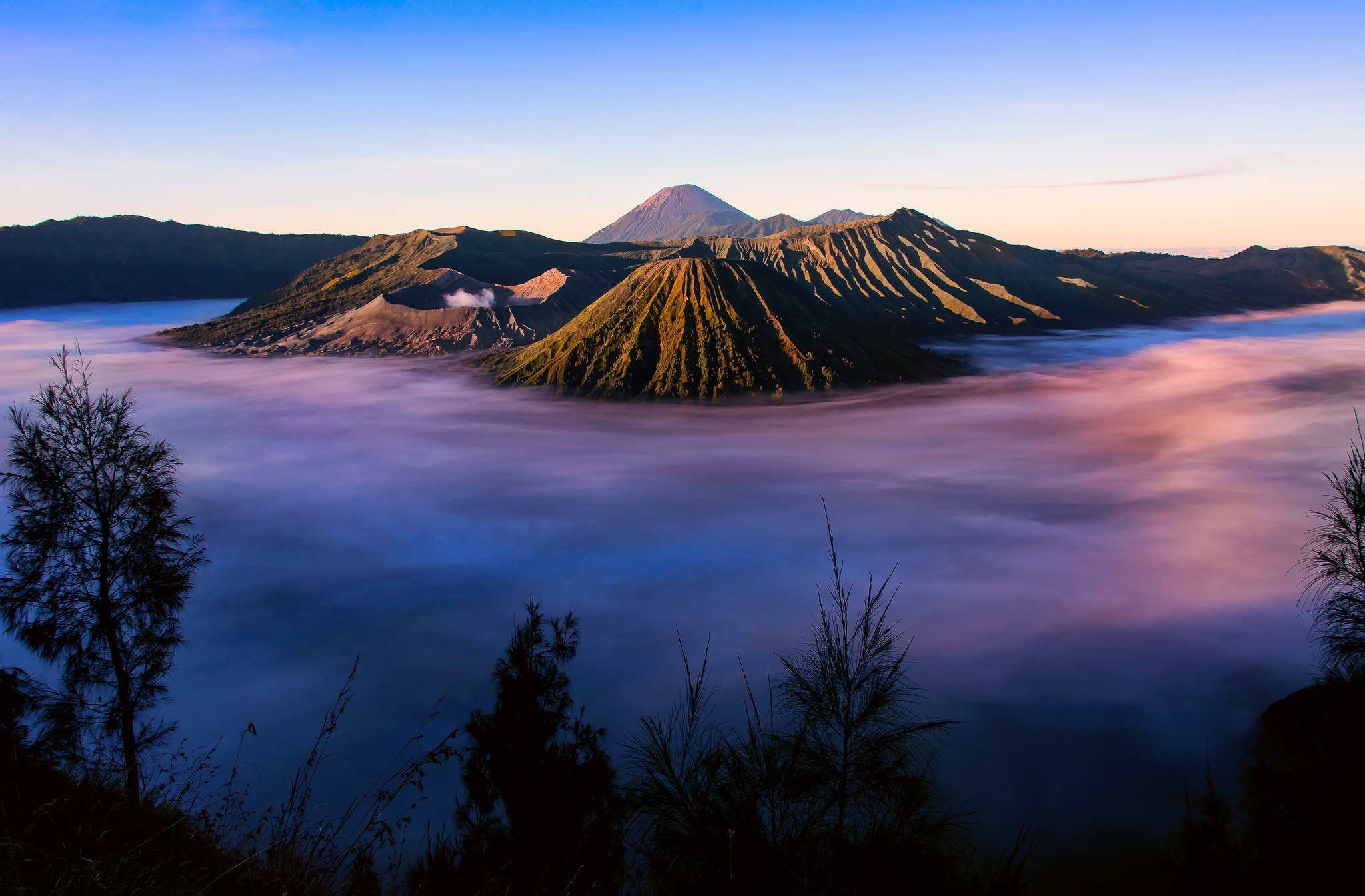 fondo de pantalla de indonesia,naturaleza,cielo,montaña,paisaje natural,lago