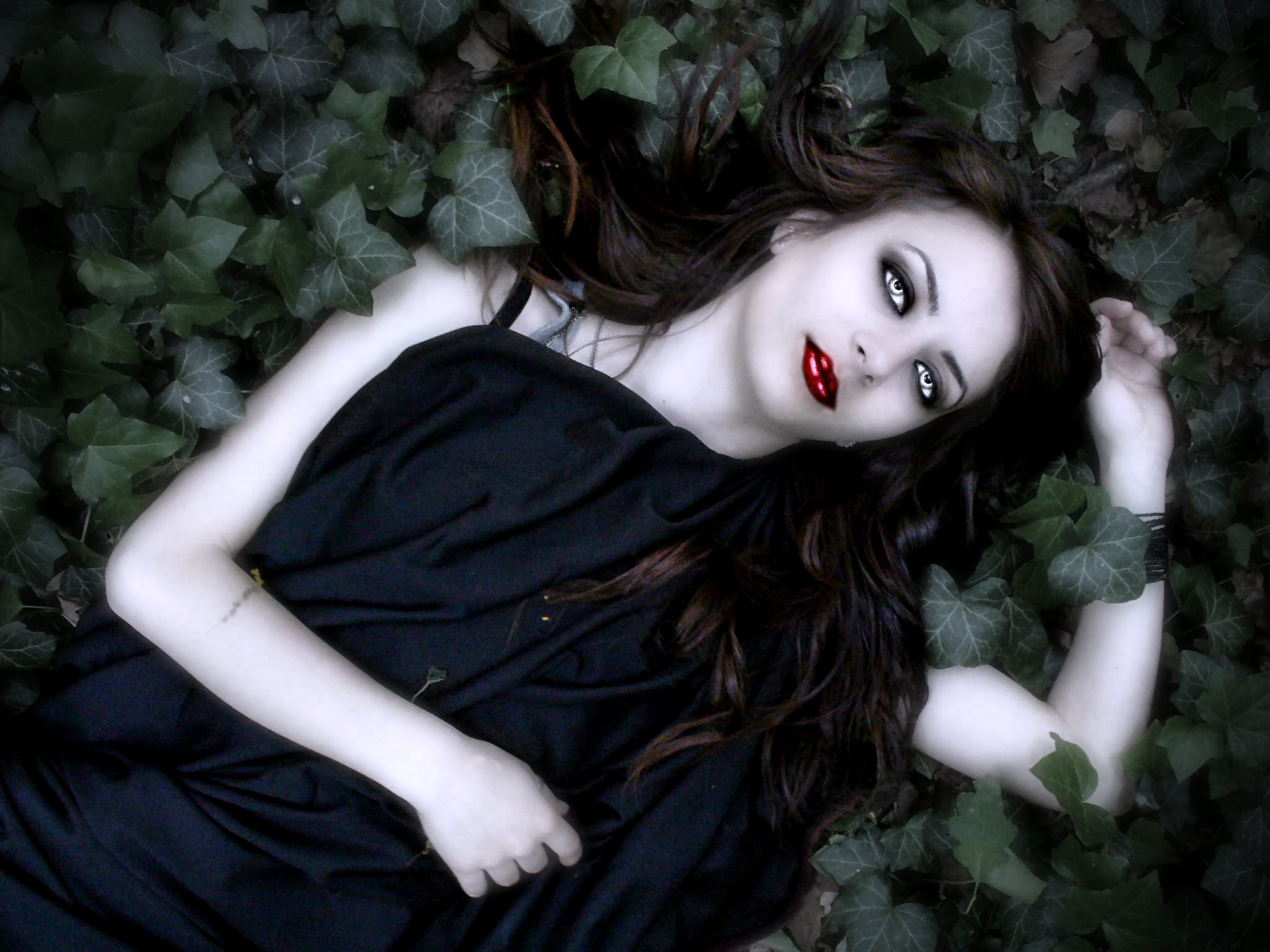 fond d'écran vampire,sous culture gothique,cheveux noirs,poupée,arbre,mode gothique