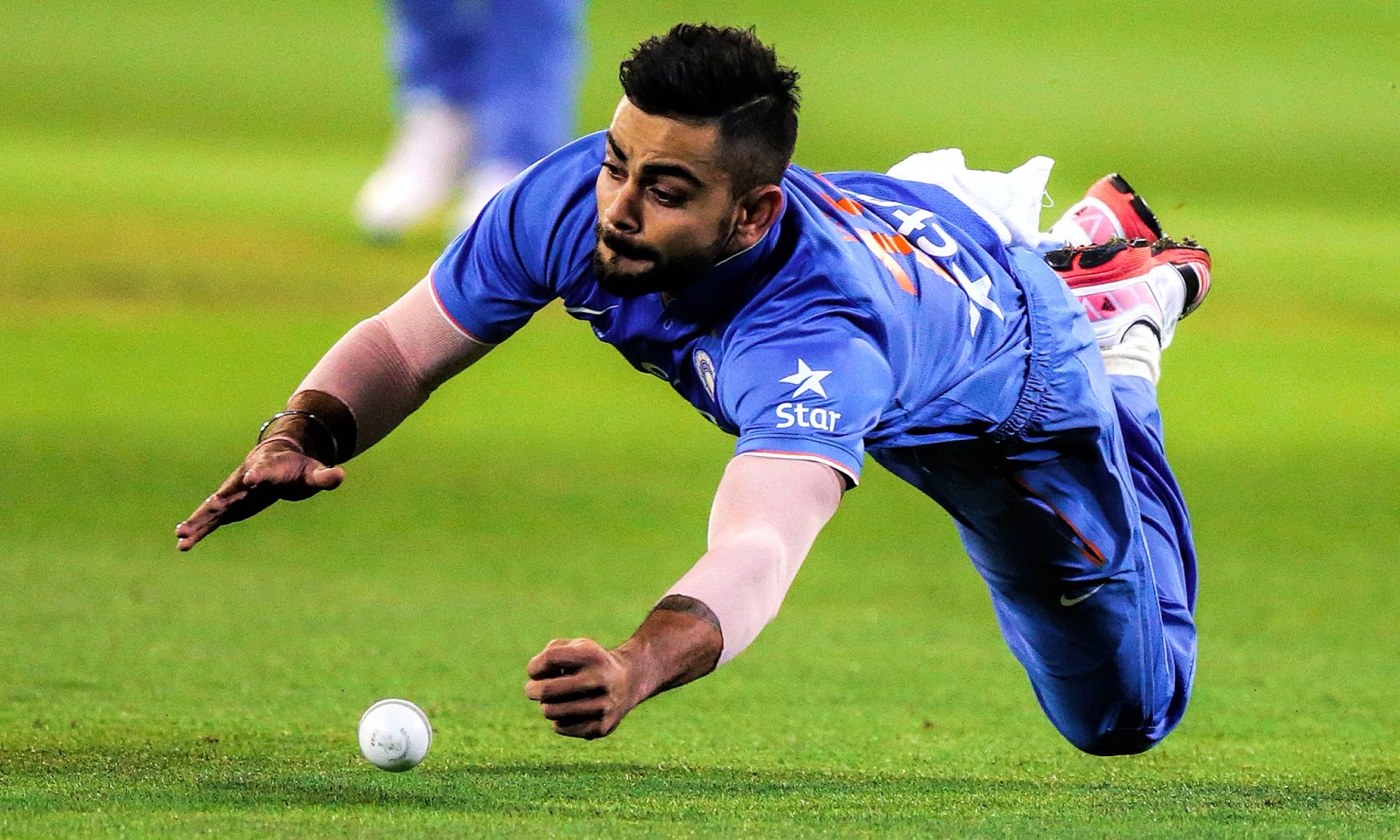 virat kohli hd wallpapers,player,sports,sports equipment,ball game,football player