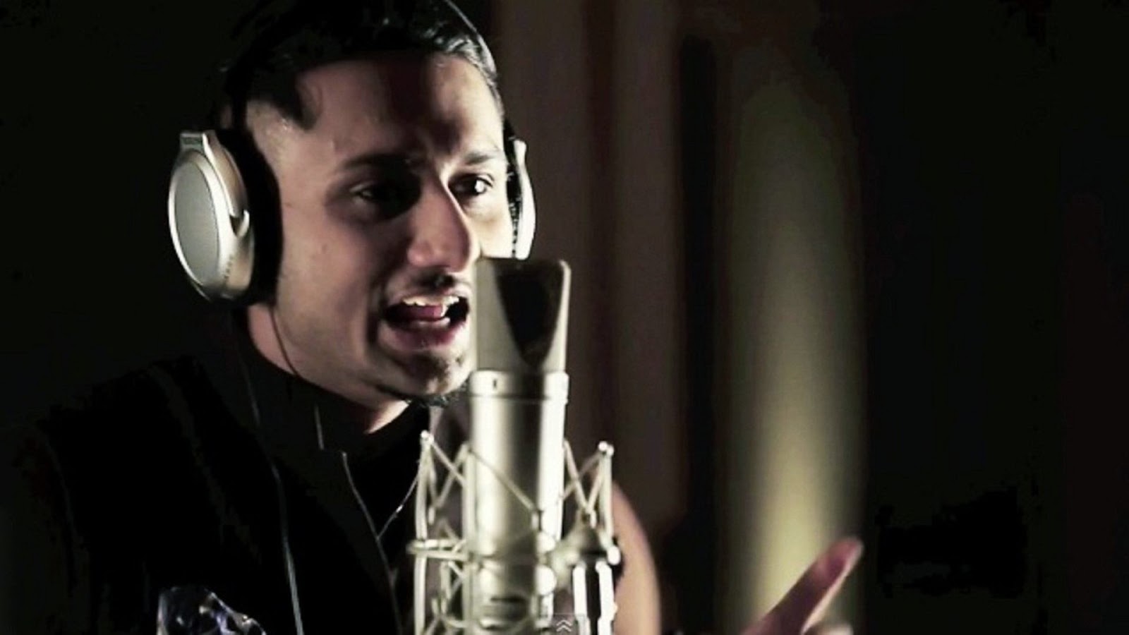 miele singh wallpaper,musica,cantante,cantando,canzone,prestazione