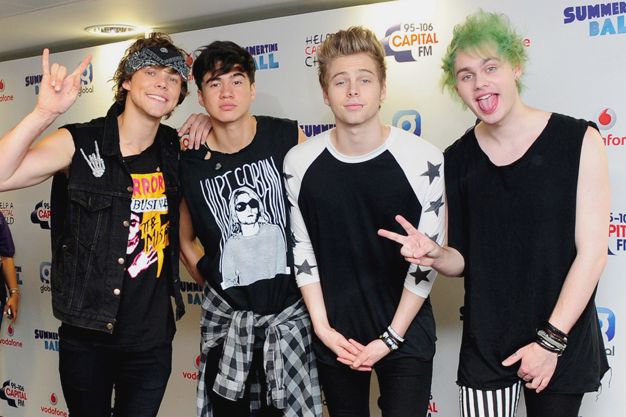 5sos wallpaper,moda,evento,actuación,sonrisa