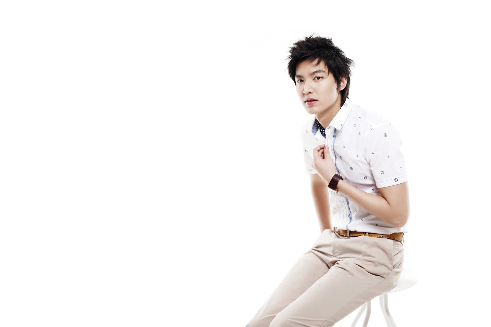 lee min ho fondo de pantalla,blanco,frio,en pie,hombro,sentado