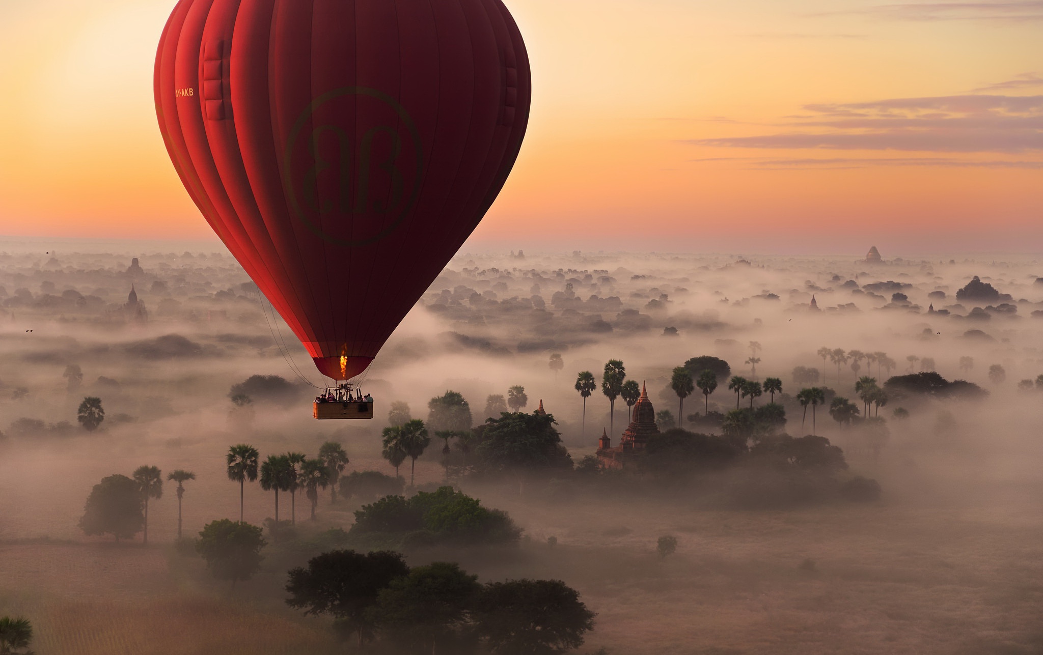 fondo de pantalla de globo de aire caliente,paseos en globo,globo aerostático,cielo,globo,mañana