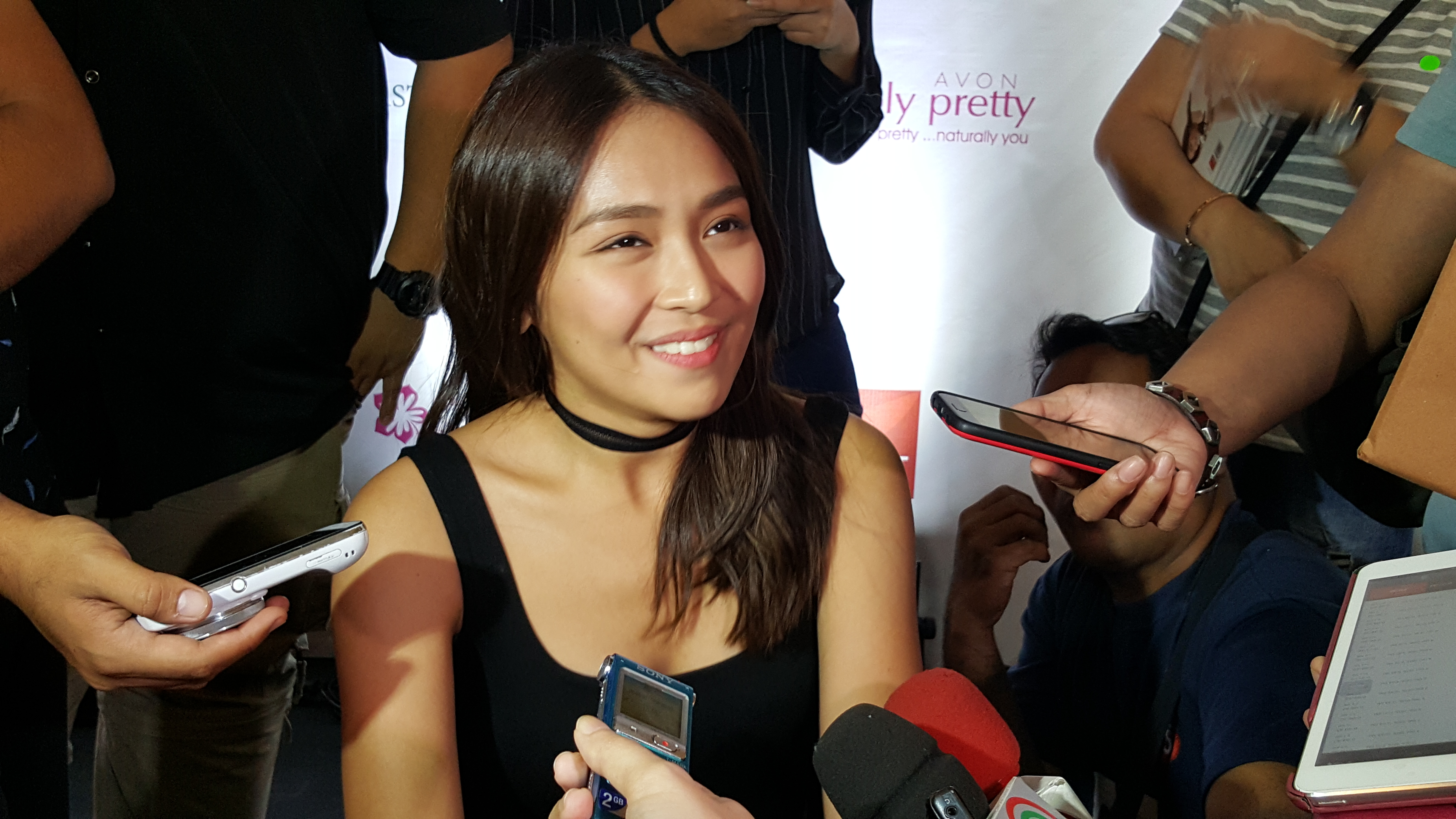 sfondo di kathryn bernardo,bellezza,acconciatura,capelli neri