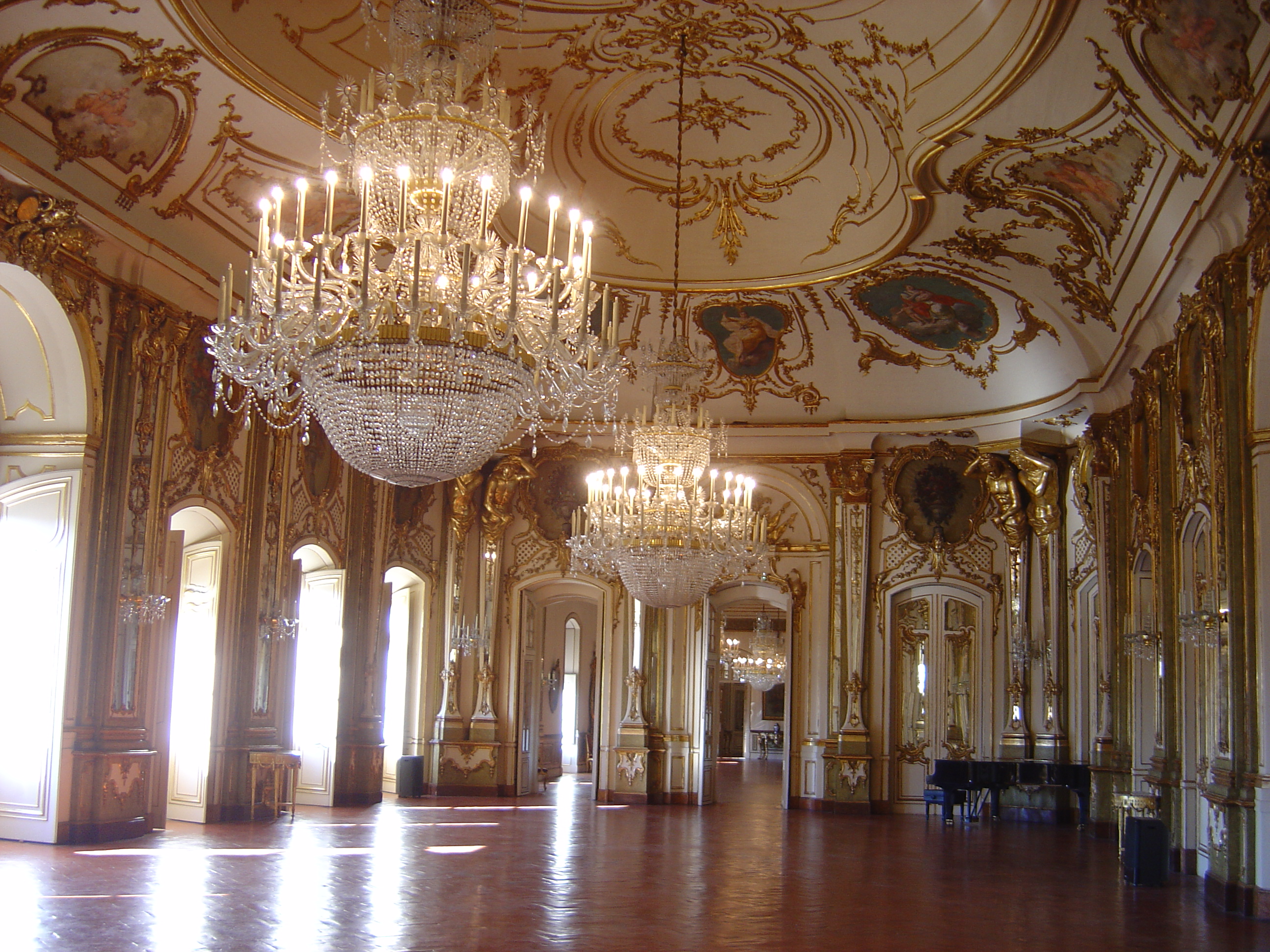 Картинка залы. Келуш рококо. Дворец Келуш интерьеры. Особняк Хлудова бальный зал. Версаль бальный зал.