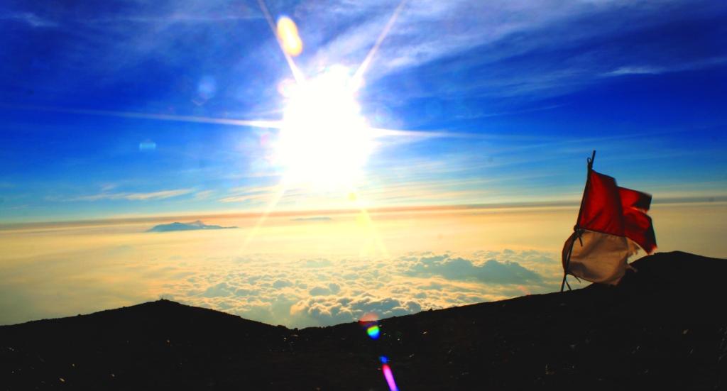 wallpaper pahlawan,sky,cloud,light,mountain,flag