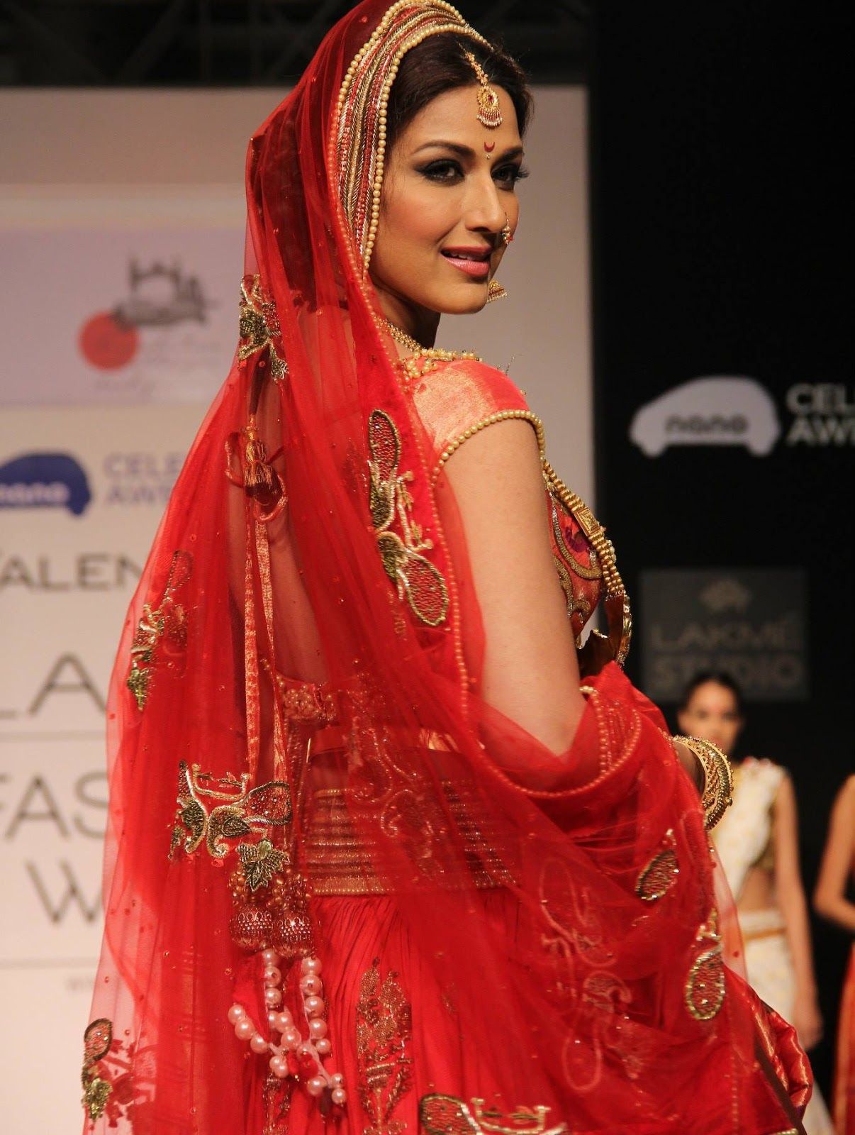 sonali bendre fondo de pantalla hd,modelo,ropa,desfile de moda,sari,diseño de moda