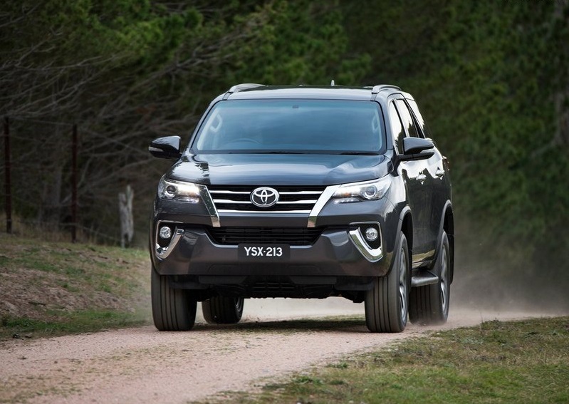 fortuner wallpaper desktop,land vehicle,vehicle,car,sport utility vehicle,toyota