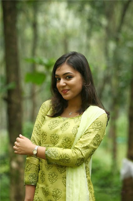 nazriya nazim photos fondos de pantalla hd,verde,sesión de fotos,fotografía,sari,césped