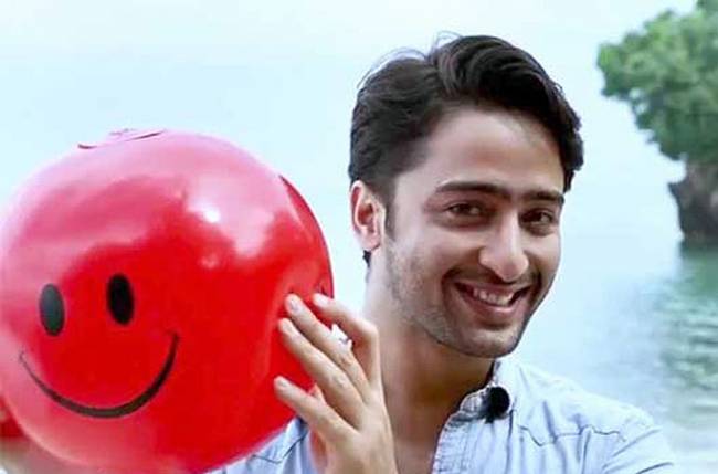 kuch rang pyar ke aise bhi wallpaper hd,facial expression,smile,happy,mouth,organism