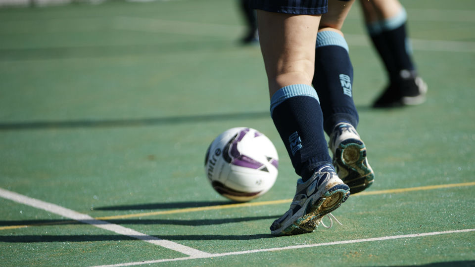 papier peint sepatu bola,ballon de football,équipement sportif,des sports,joueur,chaussure