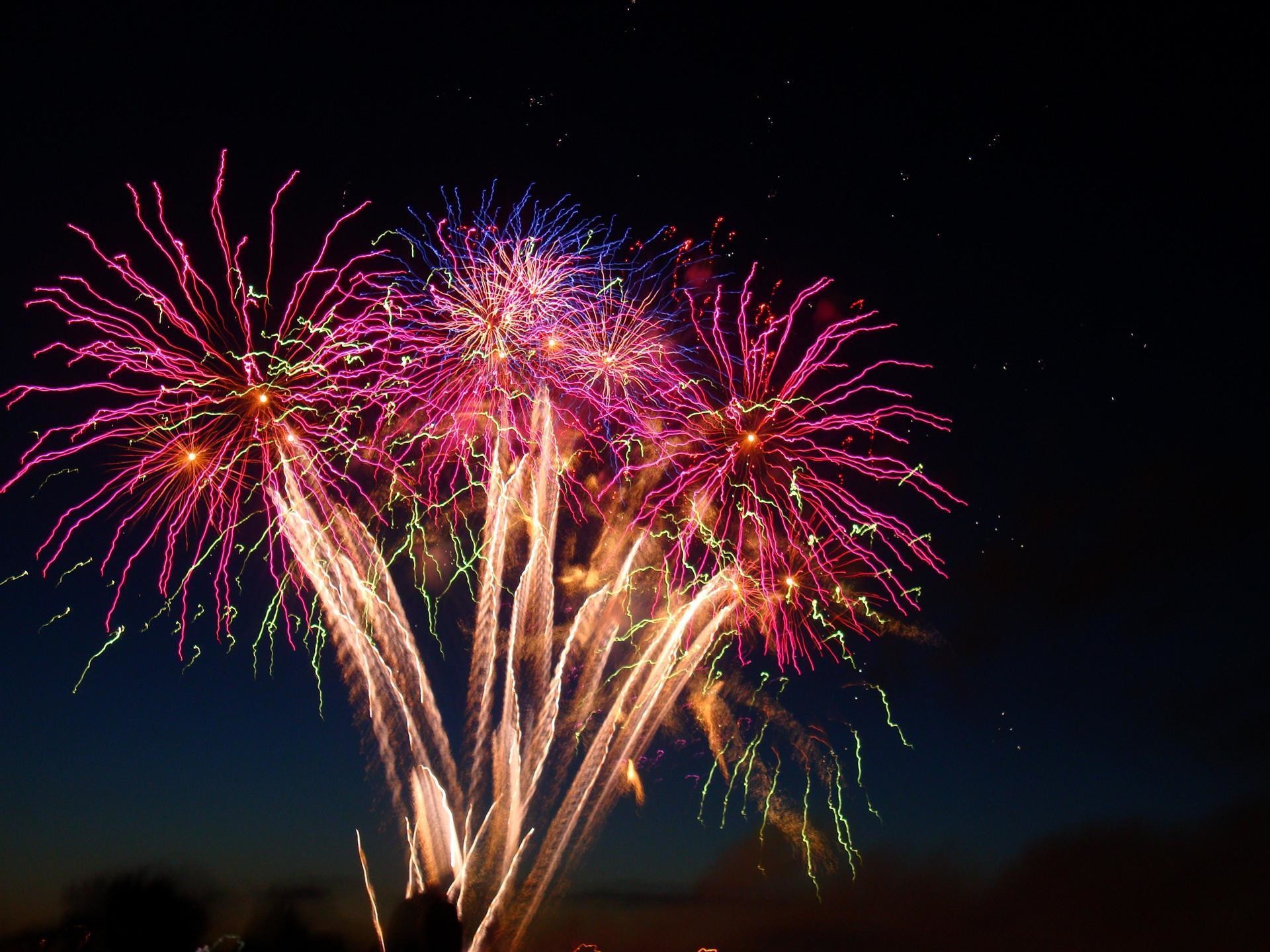 fondo de pantalla de año nuevo,fuegos artificiales,naturaleza,día de año nuevo,fotografía,cielo