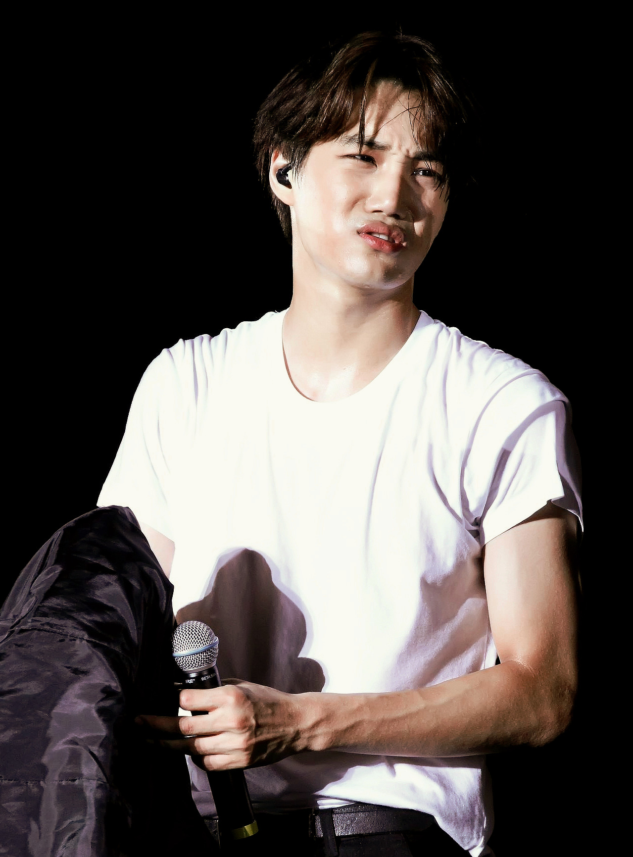 kim jongin wallpaper,cantante,mano,fotografia,gesto,maglietta