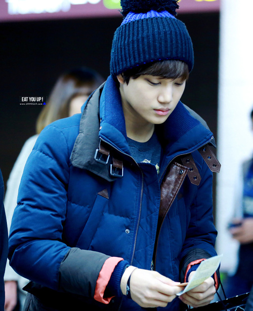 kim jongin wallpaper,beanie,berretto a maglia,capi di abbigliamento,freddo,copricapo