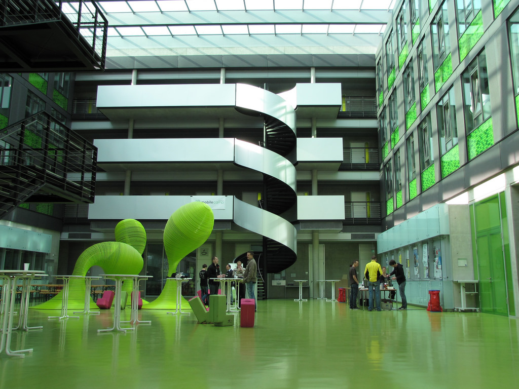 fondo de pantalla informatik,verde,edificio,arquitectura,área metropolitana,edificio comercial