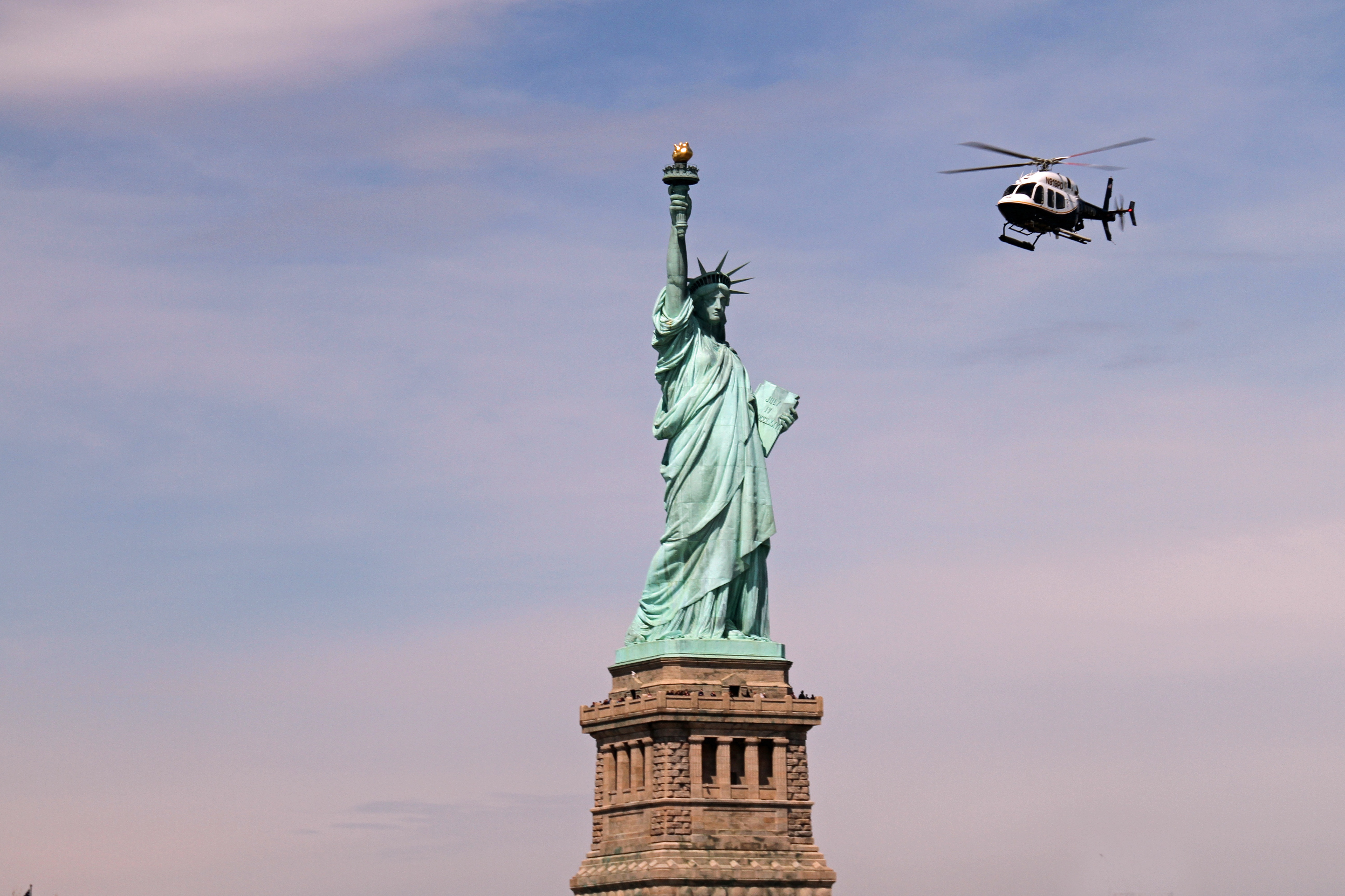 statue de la liberté hd fond d'écran,monument,statue,ciel,hélicoptère,sculpture